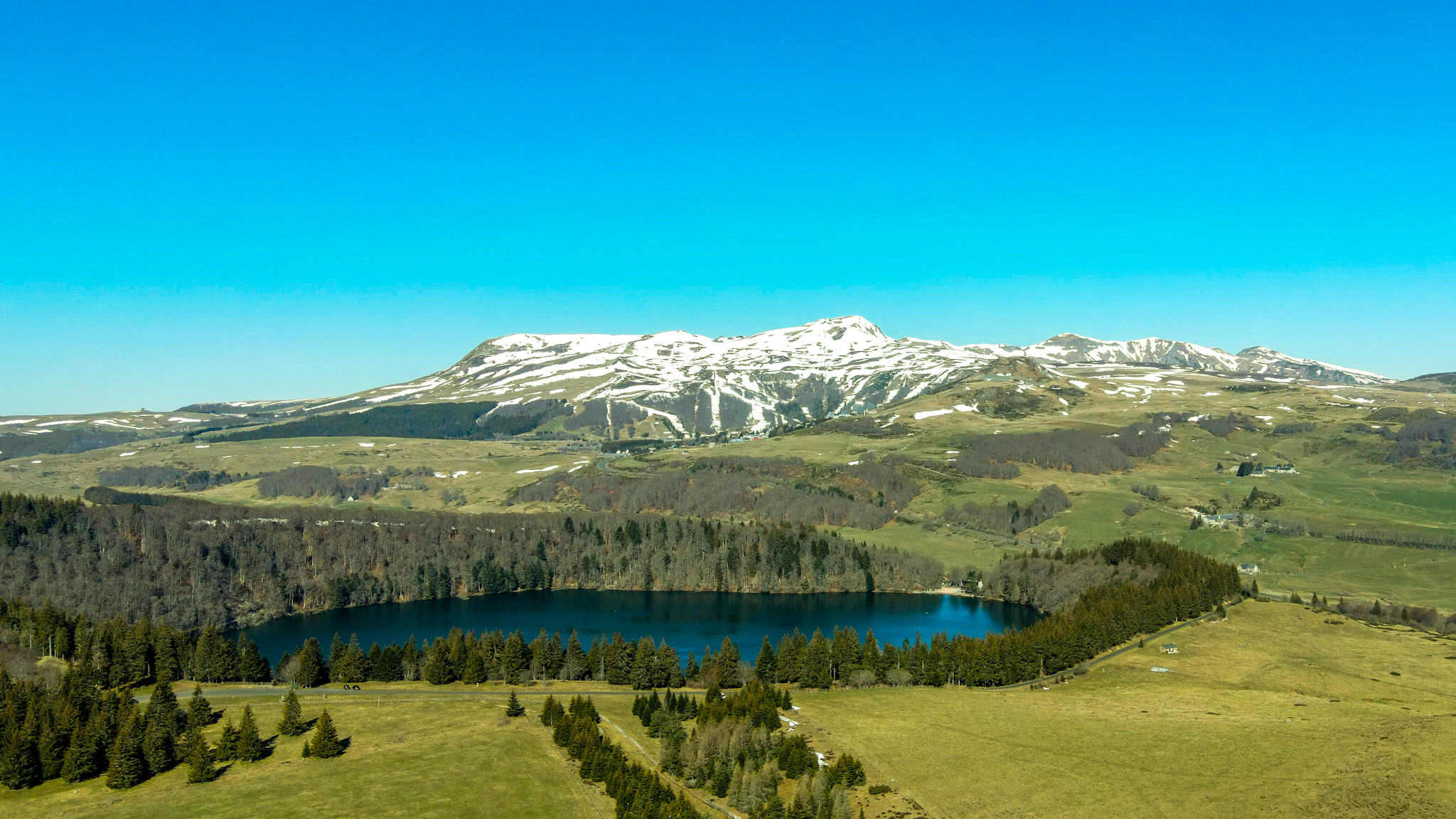 Lac Pavin and Super Besse: A striking contrast between snow and spring!