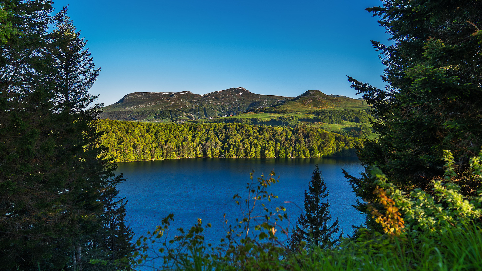 Lac Pavin: A breathtaking panorama of Super Besse, the Puy de la Perdrix and the Massif du Sancy!