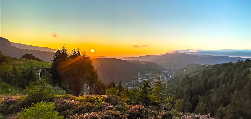 Mont Dore: A magical sunset on the Durbise Plateau.