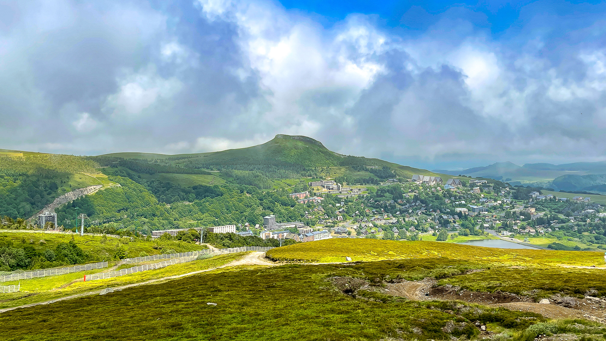 Super Besse: Panoramic view of the resort from the heights