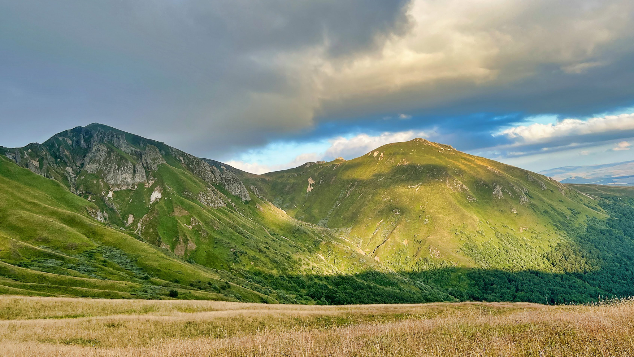 The Puy de Sancy and the Puy Gros: A majestic panorama from the Fontaine Salée.