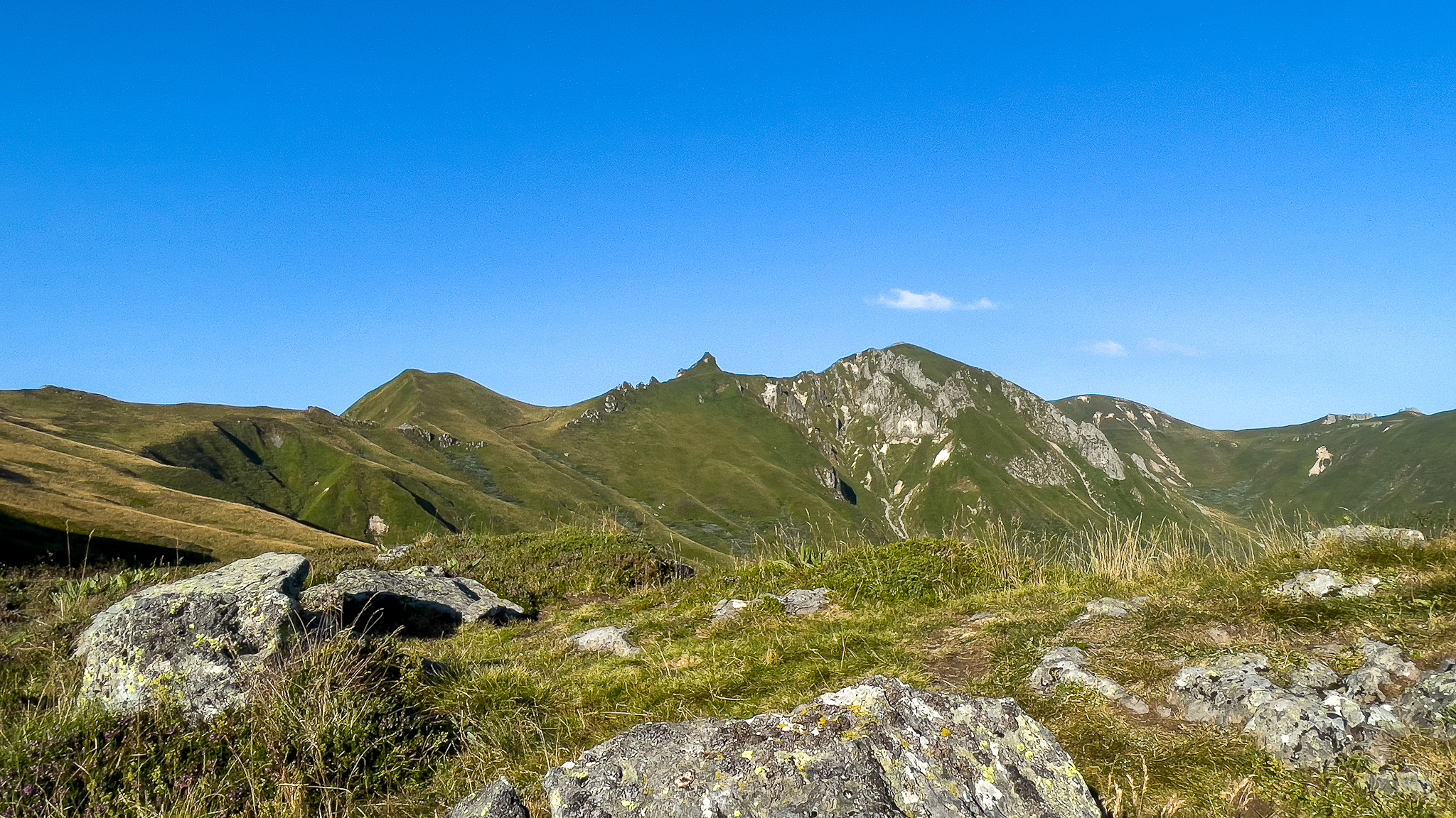 Cirque of the Fontaine Salée Valley: Grandiose Landscapes and Wild Nature of Sancy