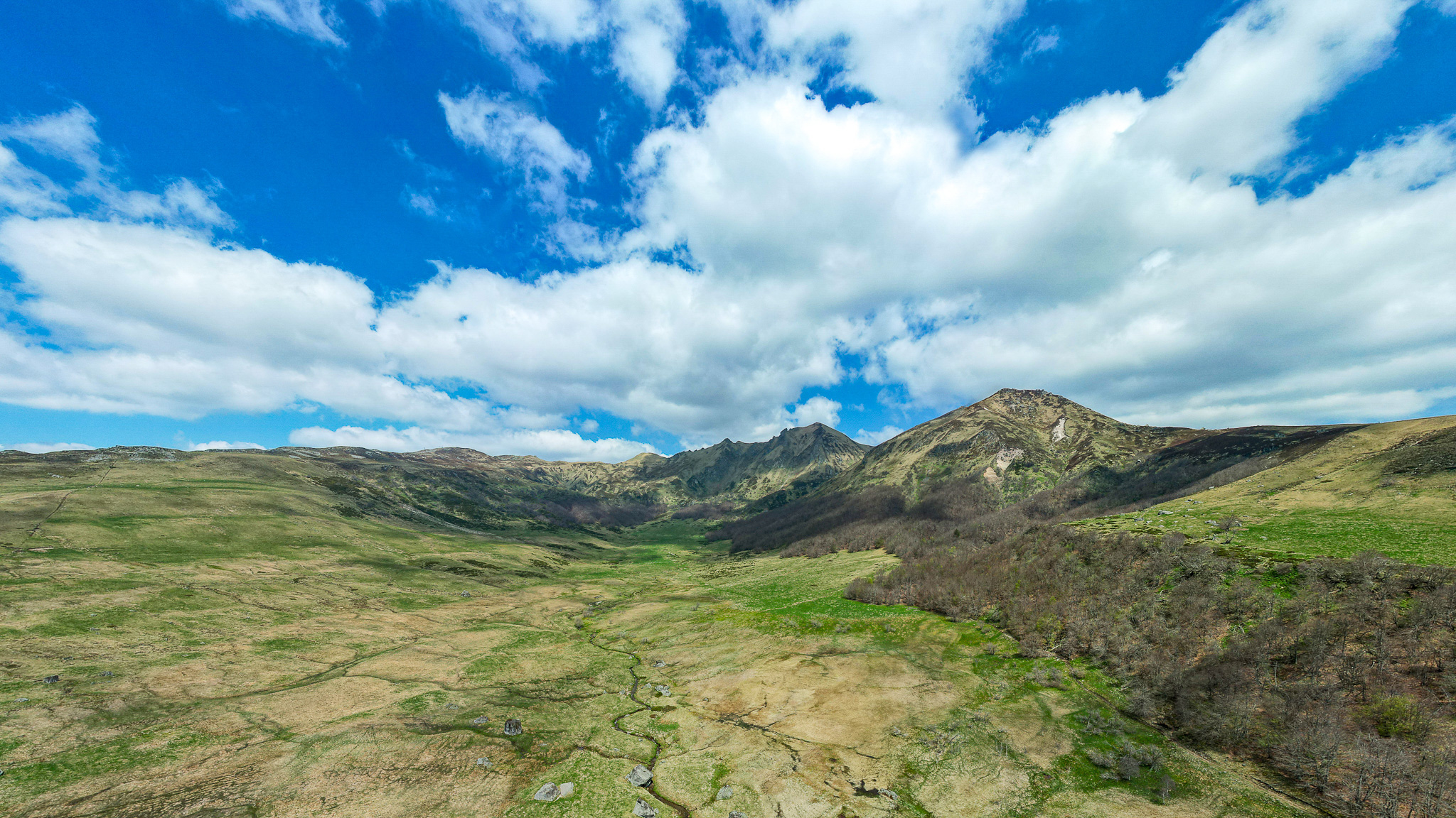 Fontaine Salée: Exceptional Panorama of the Puy Gros and the Puy de Sancy