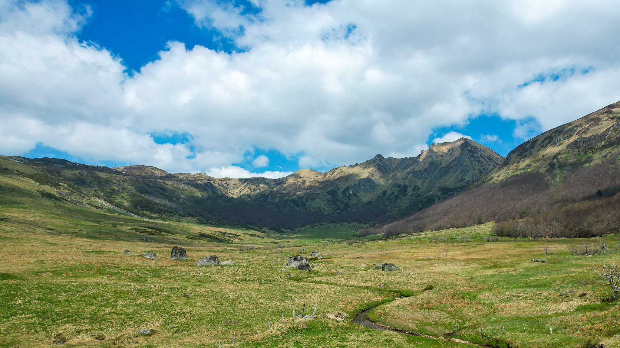 Cirque of the Fontaine Salée Valley: Natural Splendor of the Sancy Massif