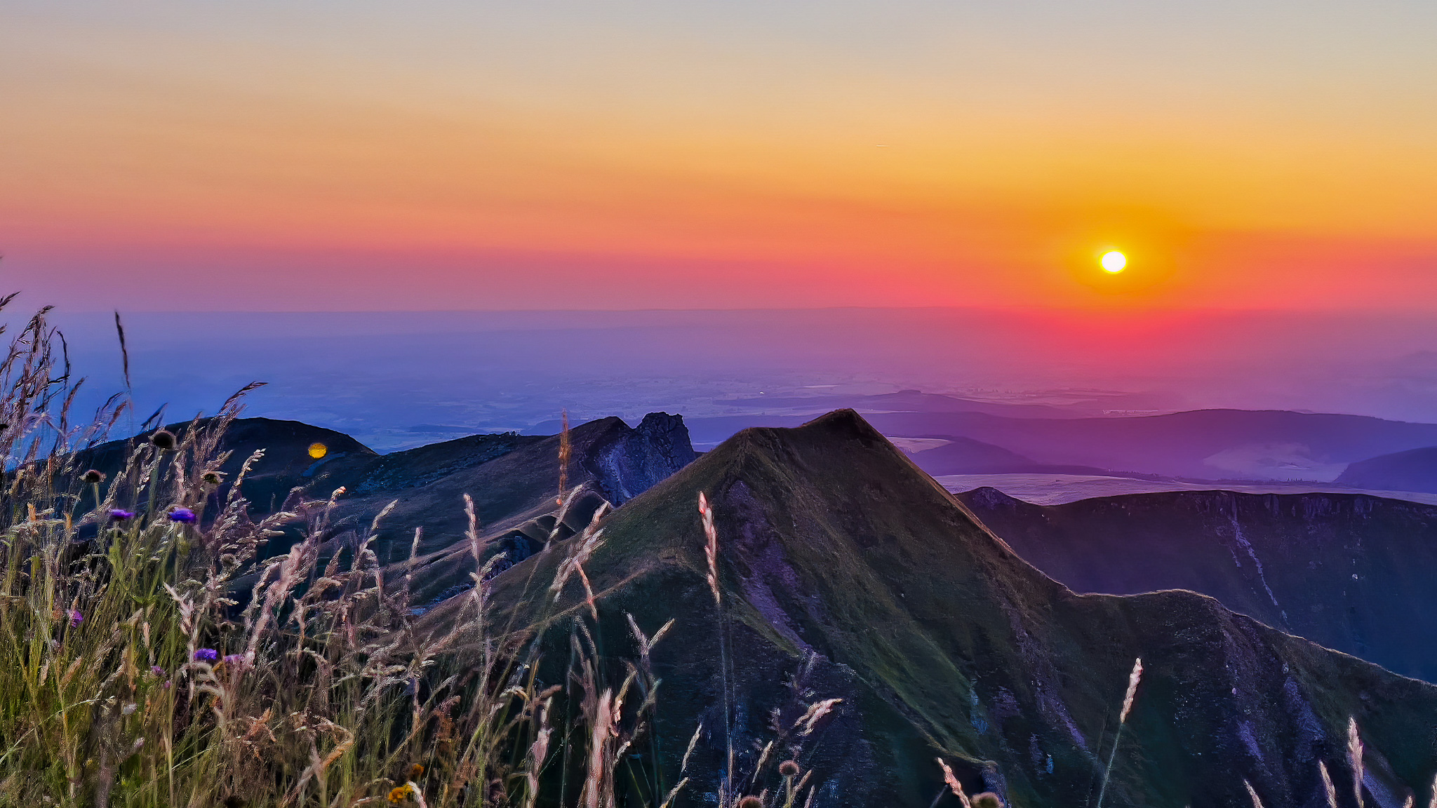 Chalet Ma Cambuse Super Besse: Le Puy de Sancy, Ideal Spot for an Unforgettable Sunset