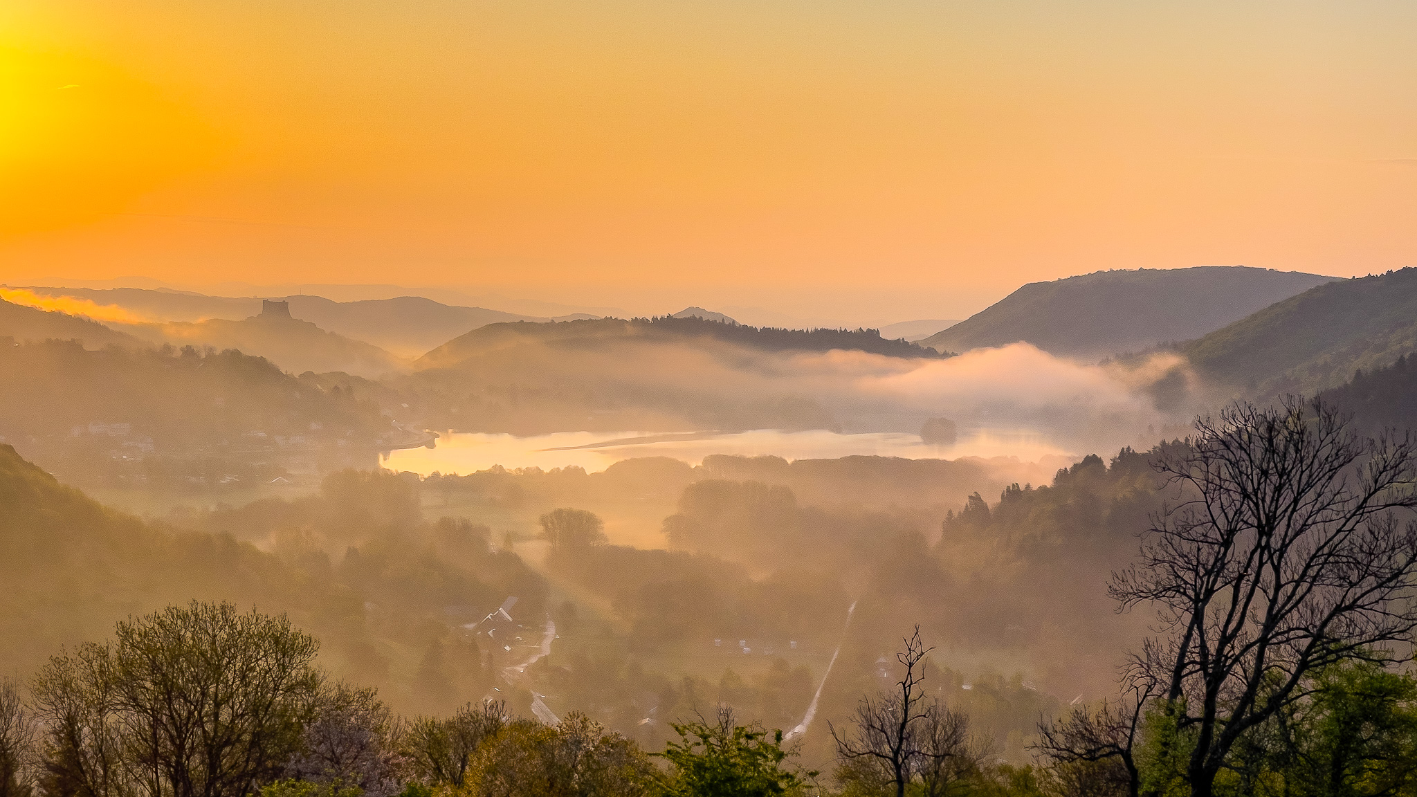 Lake Chambon and Château de Murol: Magical Sunrise