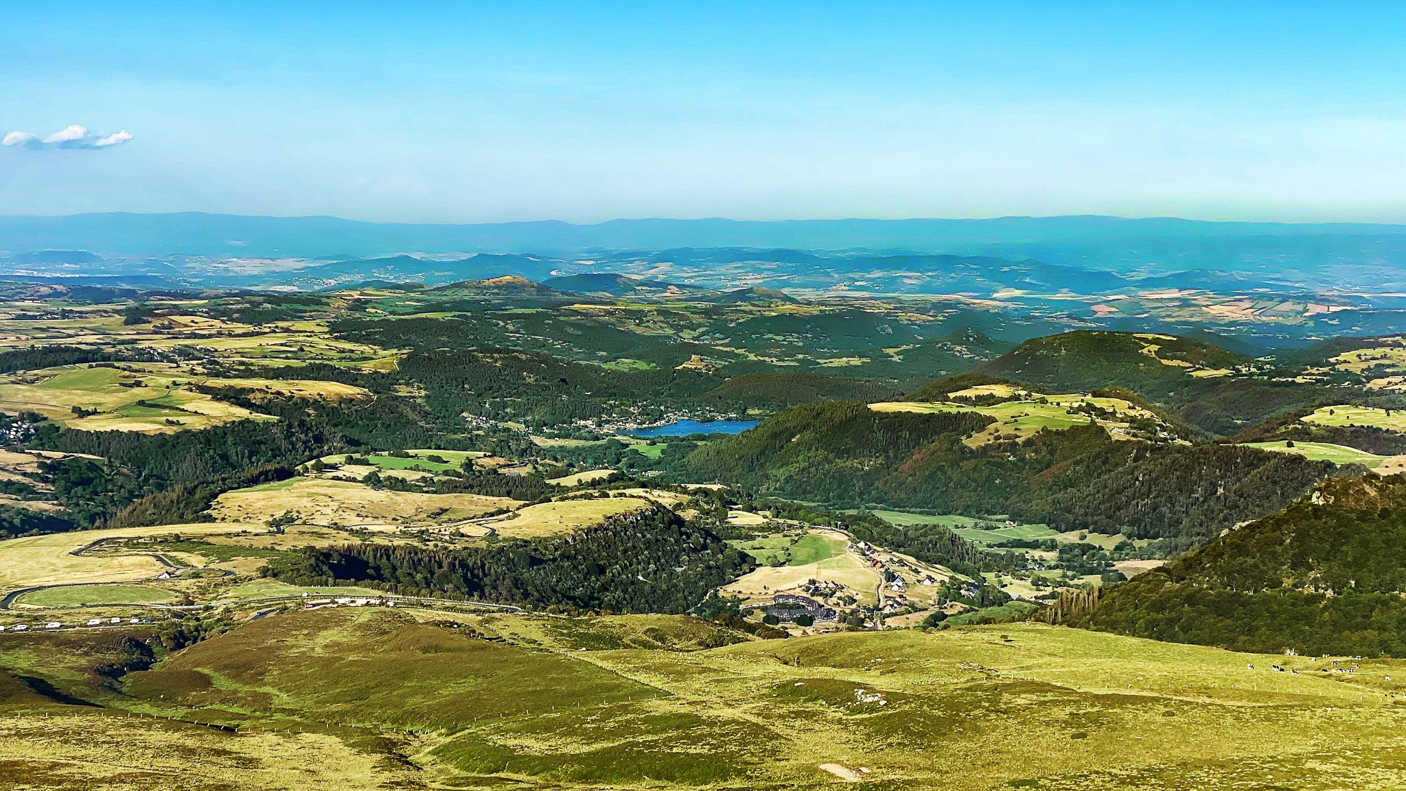 Roc de Cuzeau: Panorama of Lake Chambon & Château de Murol