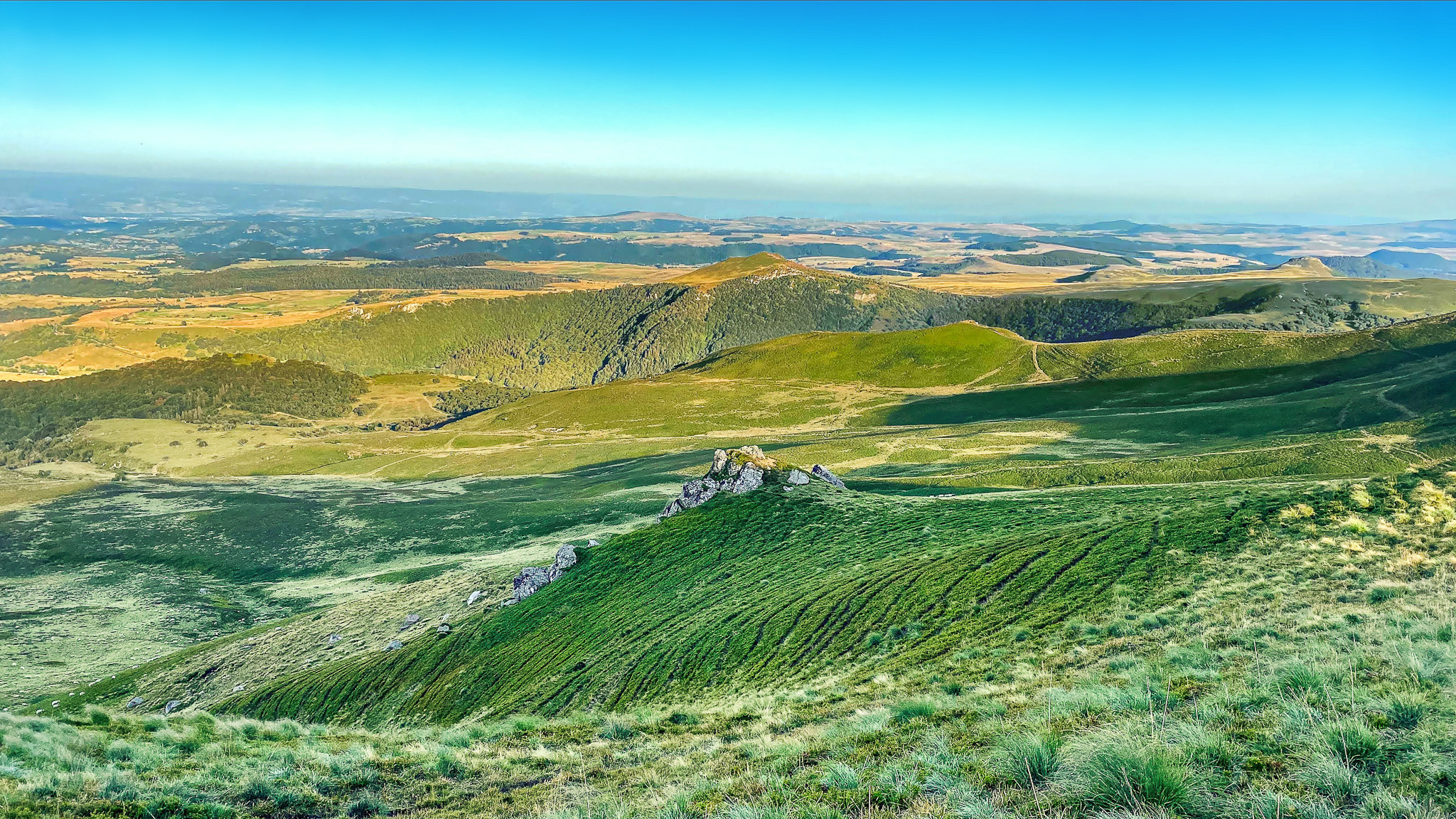 Roc de Cuzeau: Sublime panorama of the Auvergne countryside