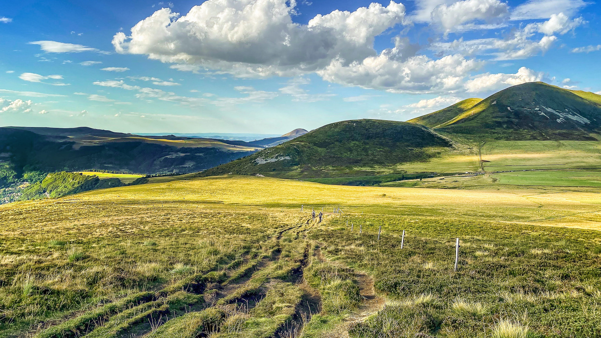 Roc de Cuzeau: Breathtaking view of the Banne d'Ordanche, Mont Dore and Puy de l'Angle