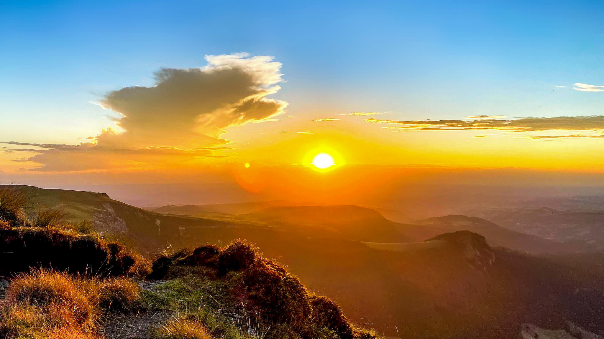 Roc de Cuzeau: Magical Sunset on the Chemin des Crêtes