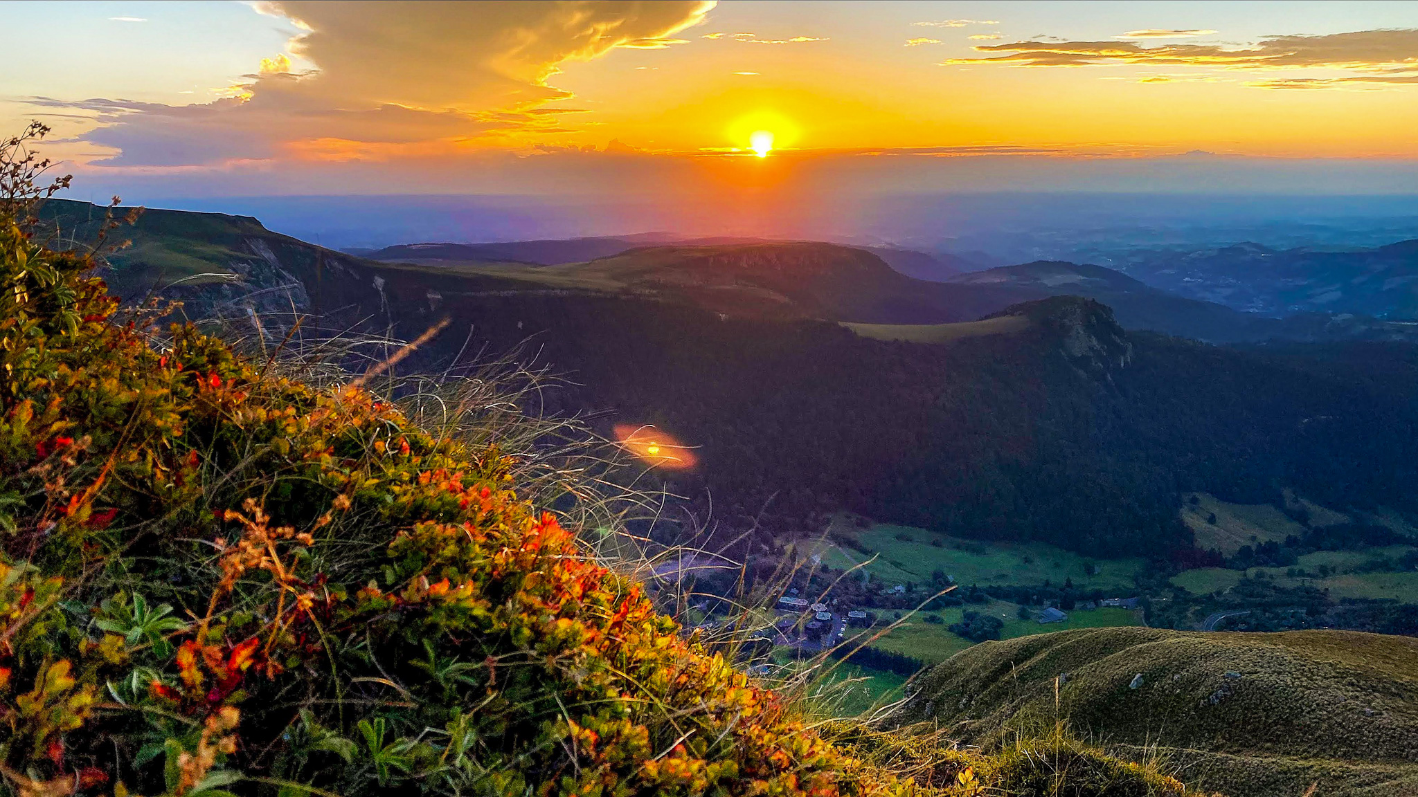 Roc de Cuzeau: Sunset on Mont Dore