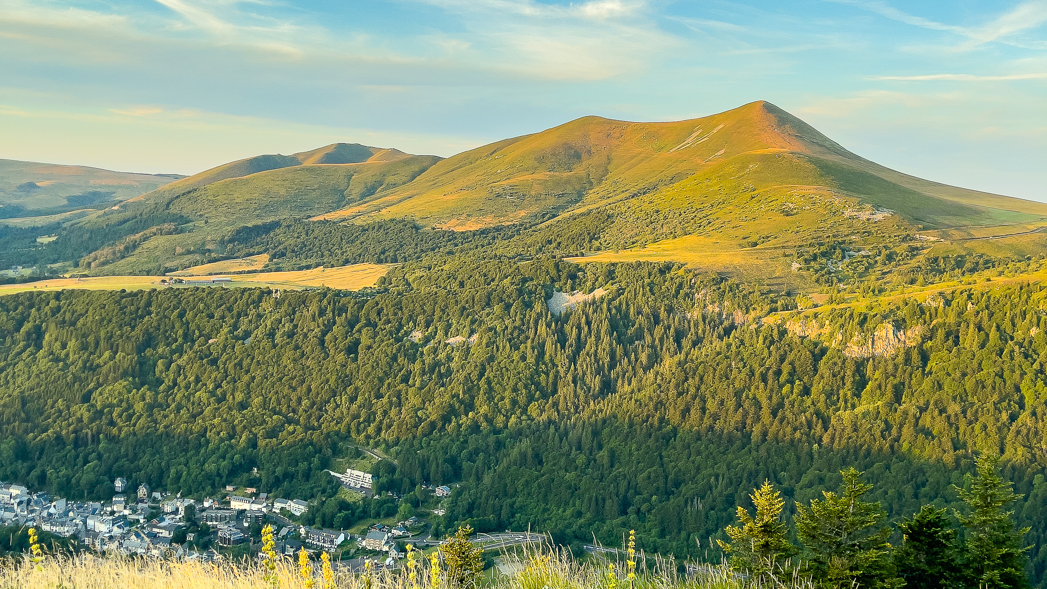 Capucin Summit: Mont Dore Valley Panorama