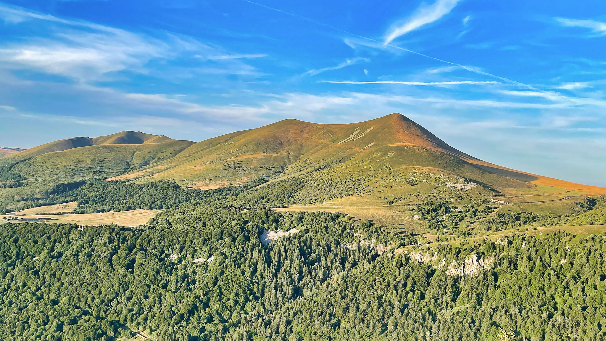 Le Capucin: Cirque de la Grande Cascade & Magical Colors of Puy de l'Angle