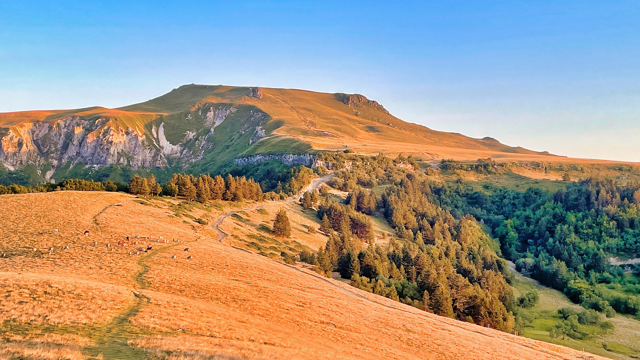 Le Capucin: Golden Light on the Puy de Cliergue