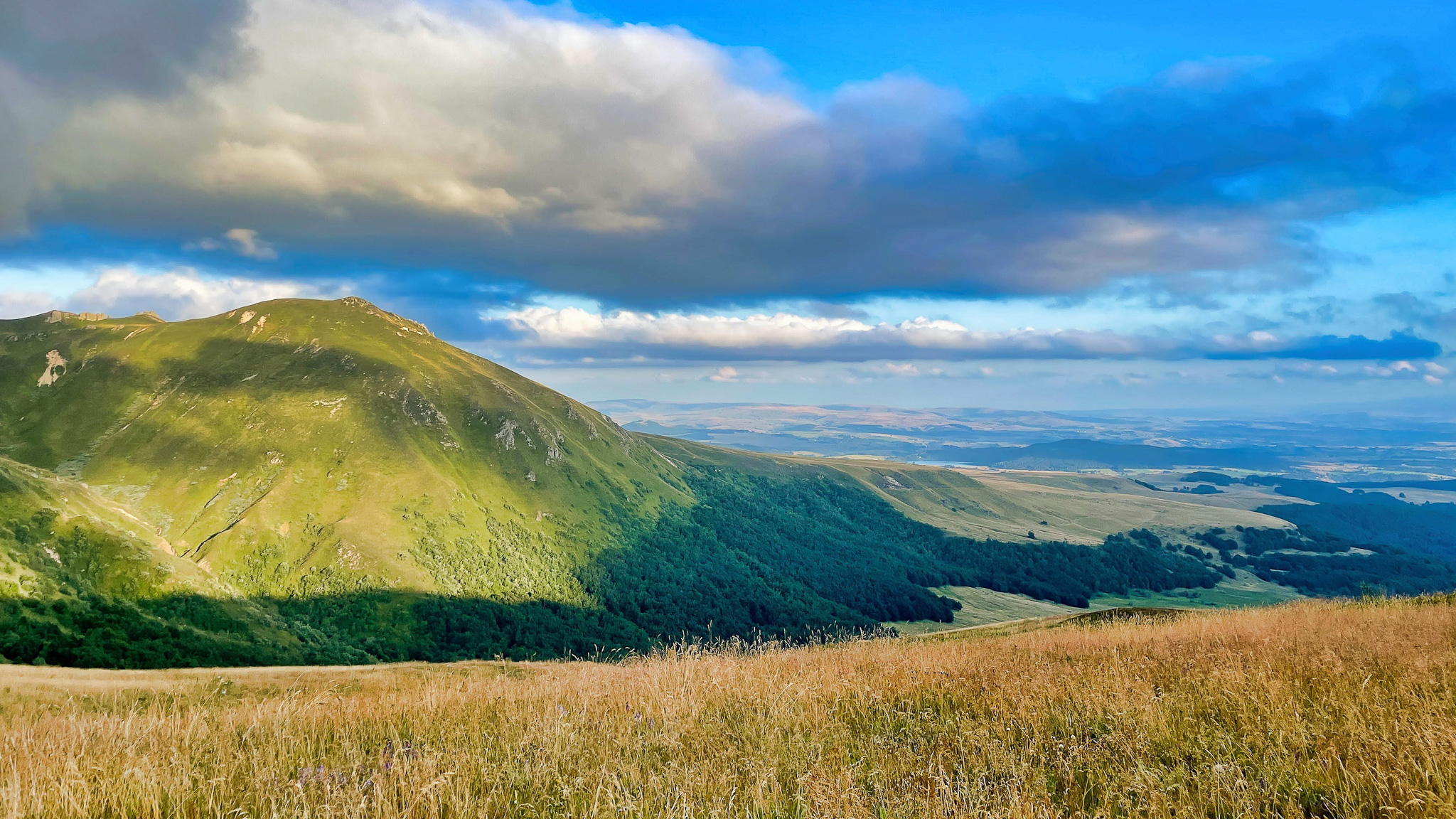 Puy Gros and Fontaine Salée Valley: A Symbol of Natural Harmony