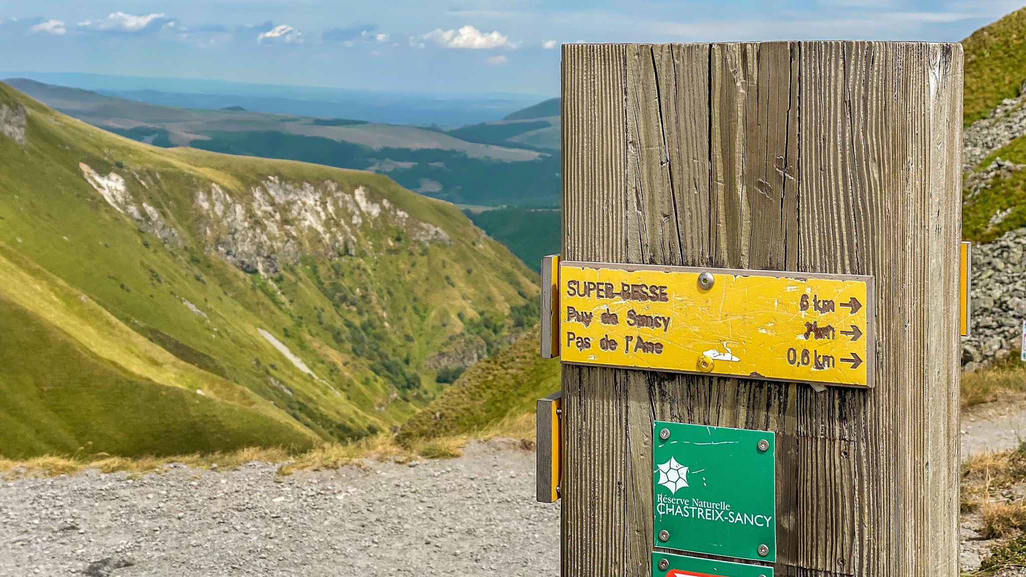 Col de Courre: Footbridge to the Puy de Sancy from Chastreix-Sancy