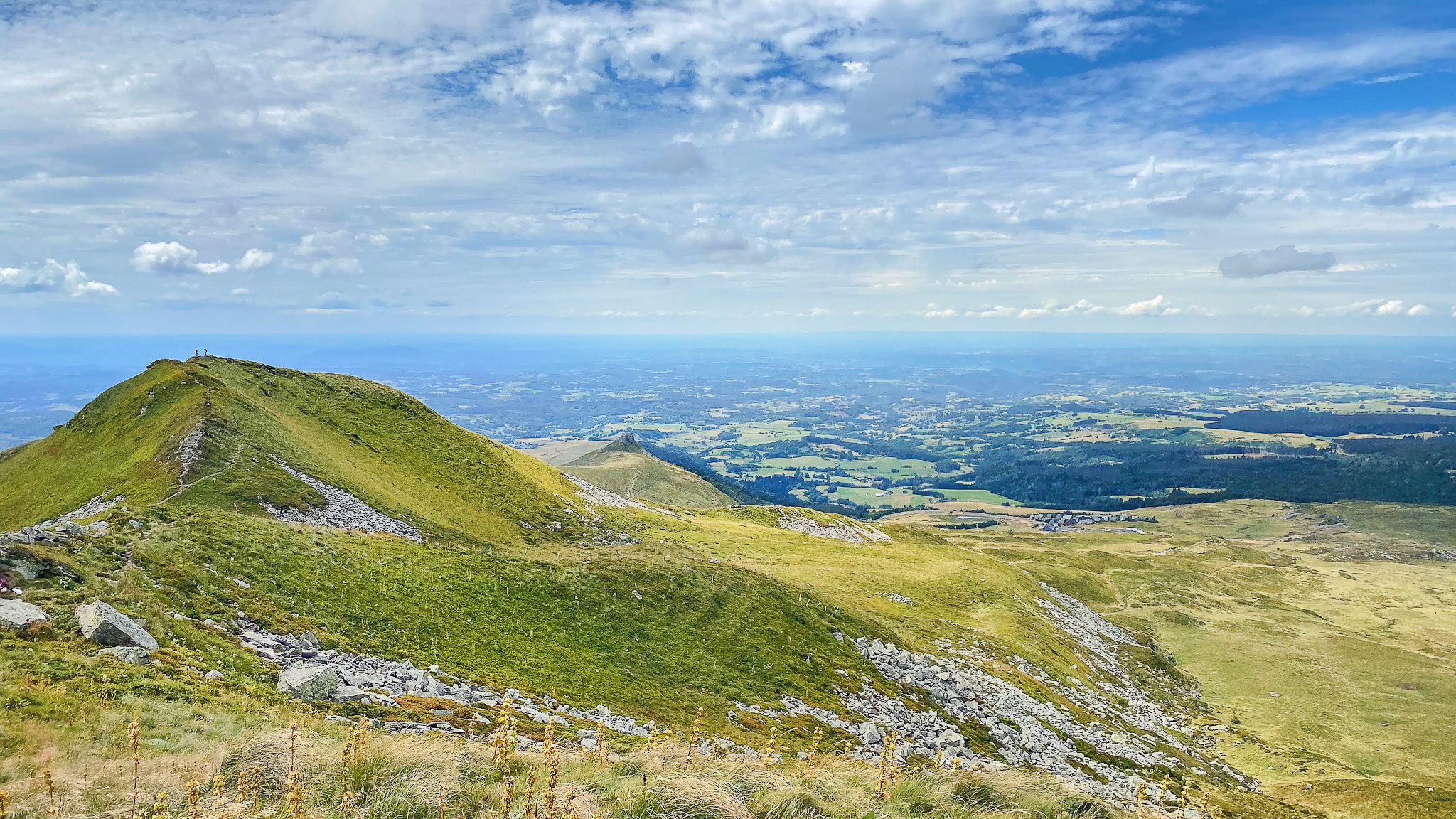 Puy de Chabanne: Breathtaking view of the Chalet Village of Chastreix-Sancy