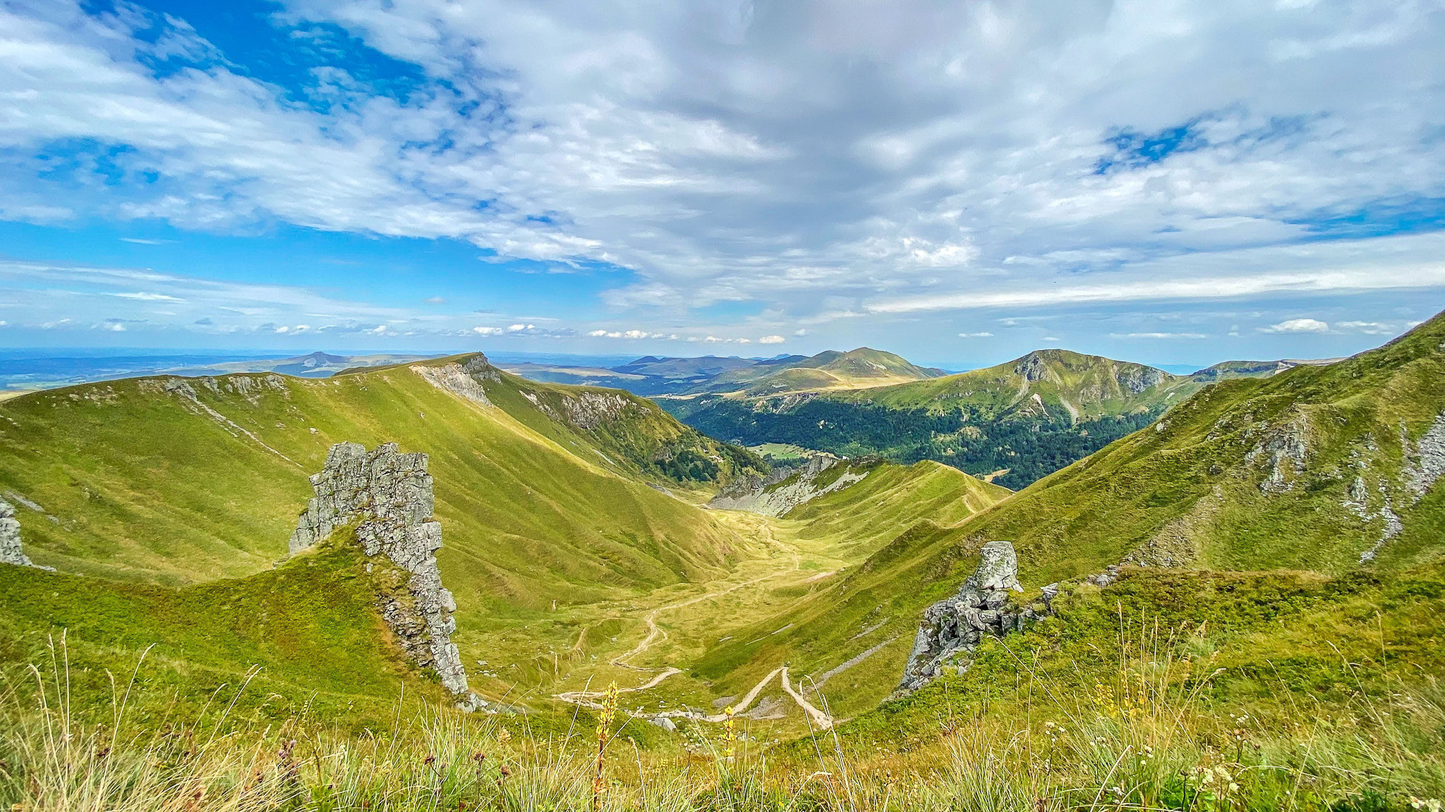 Val de Courre: Panorama of the Roc de Cuzeau and the Puy de l'Angle