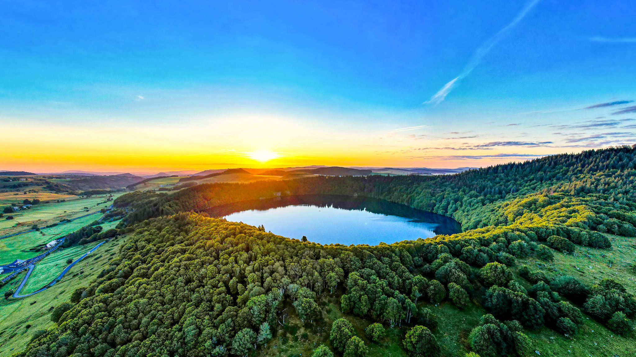 The sun rises over Lac Pavin