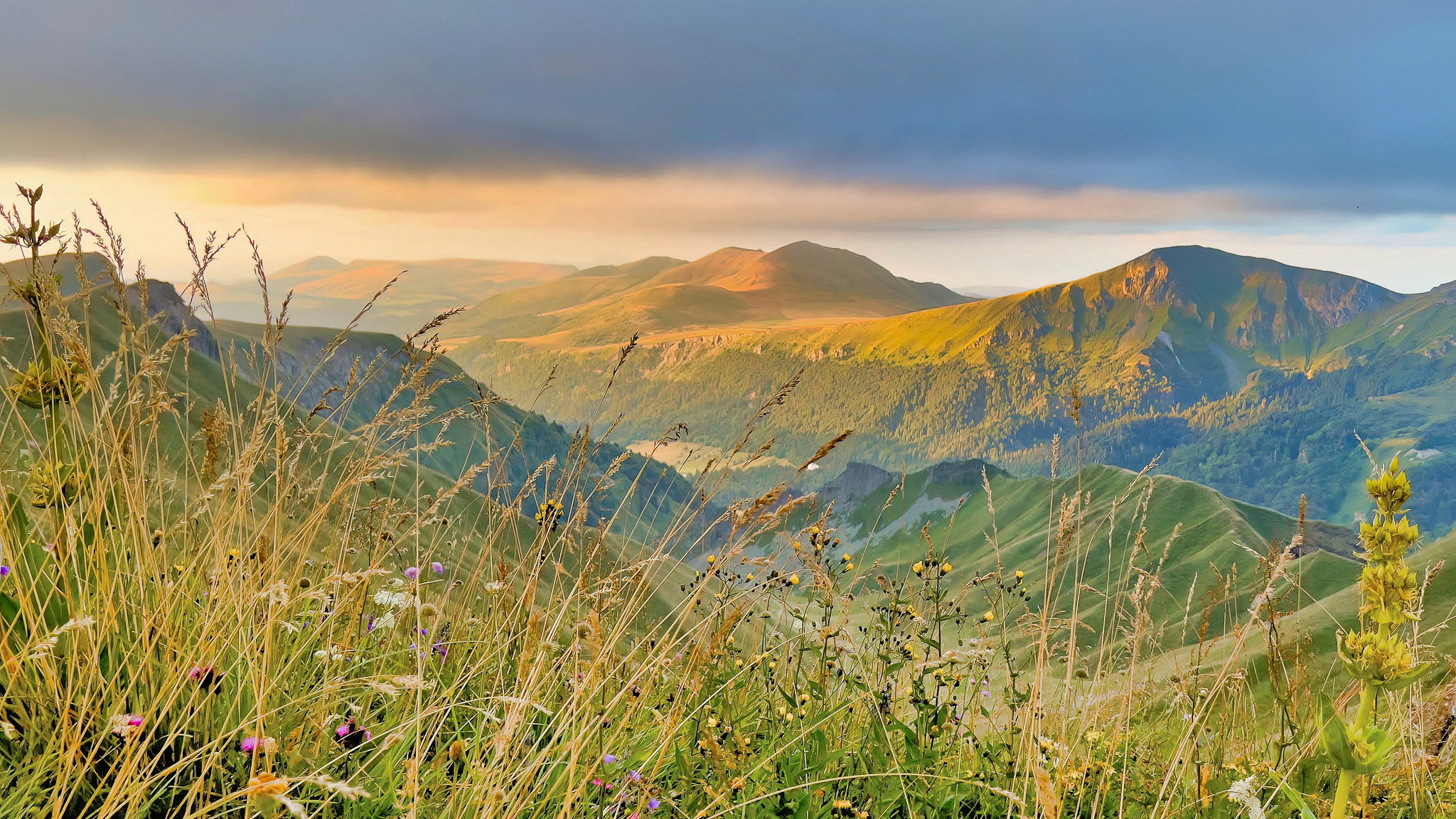 Between the Tour Carrée and the Puy de Cliergue: Val de Courre and Roc de Cuzeau - Exceptional Landscapes