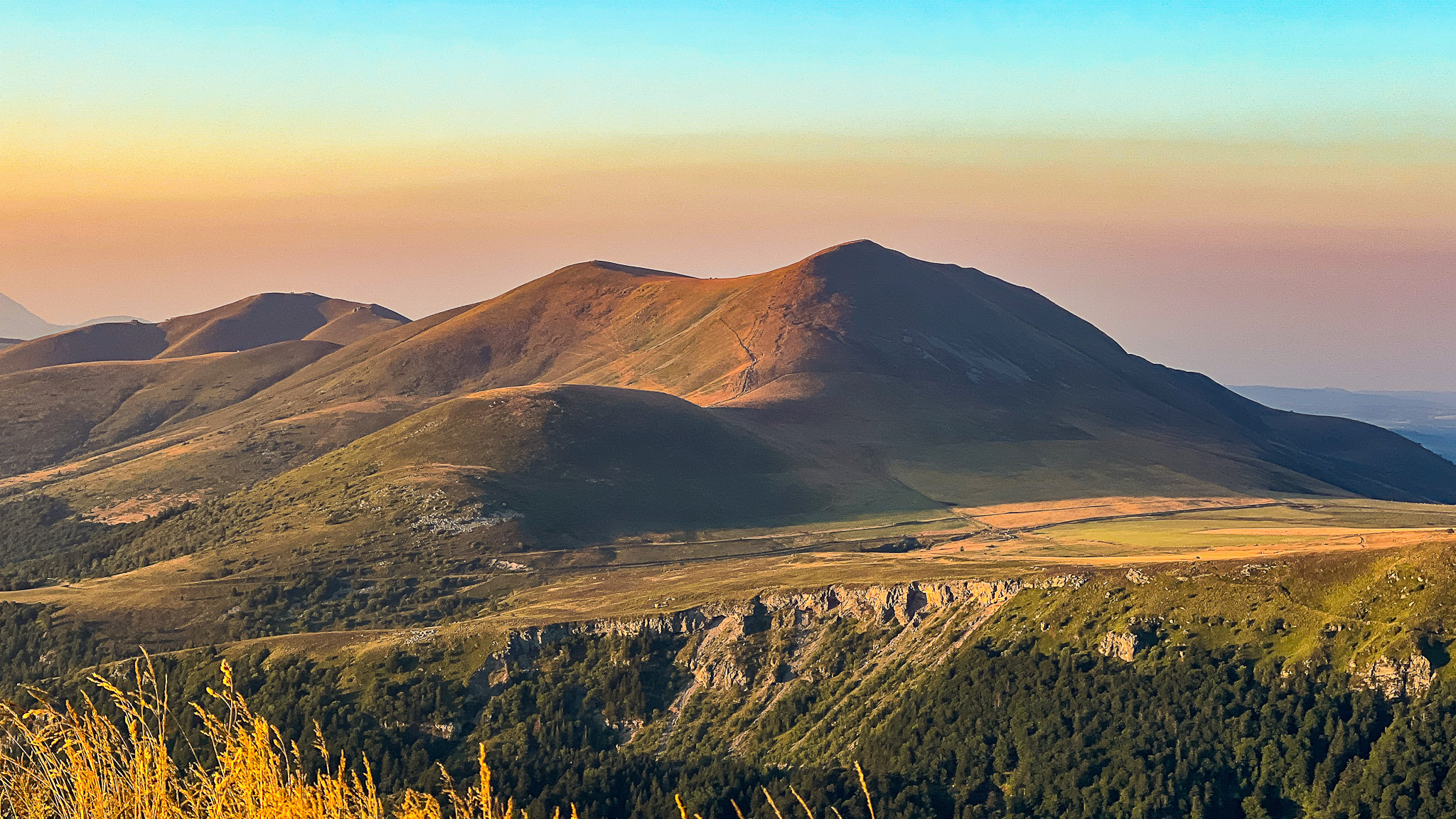 Puy de Cliergue: Grande Cascade waterfall and Puy de l'Angle - Wild and Splendid Nature