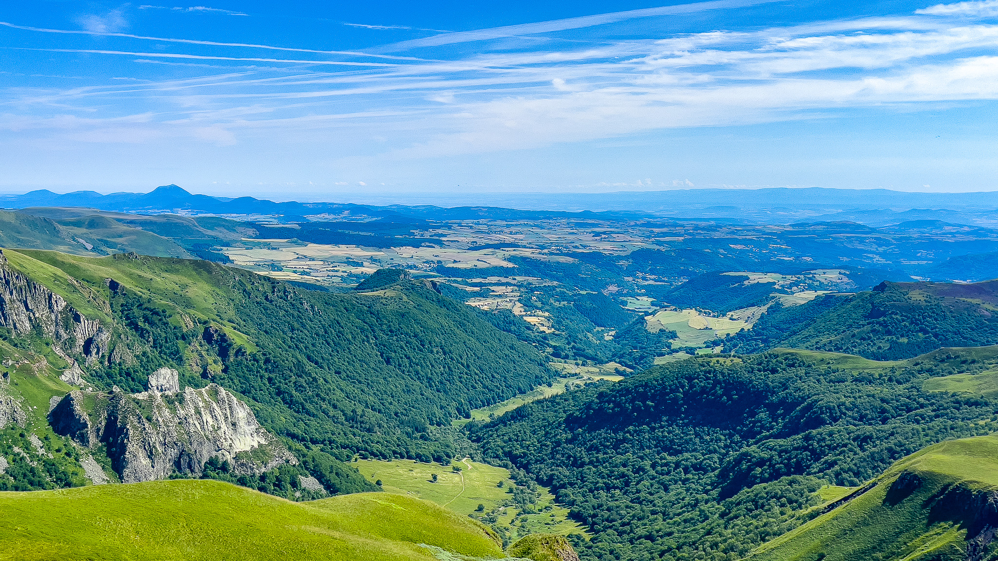 Puy de la Perdrix: Panoramic view of the Chaudefour Valley, a treasure of Auvergne