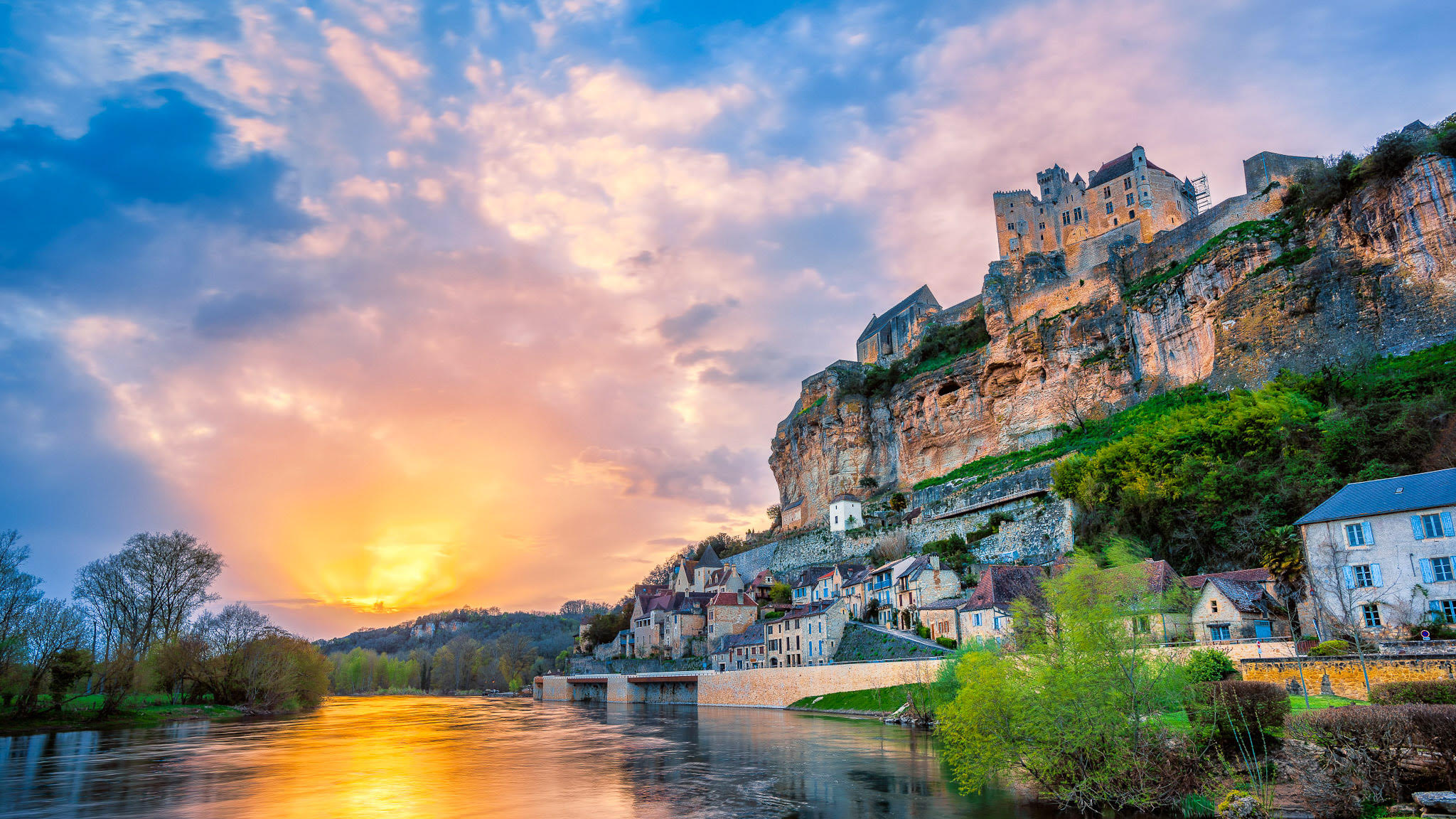 Château de Beynac: A Historic Jewel Dominating the Dordogne Valley