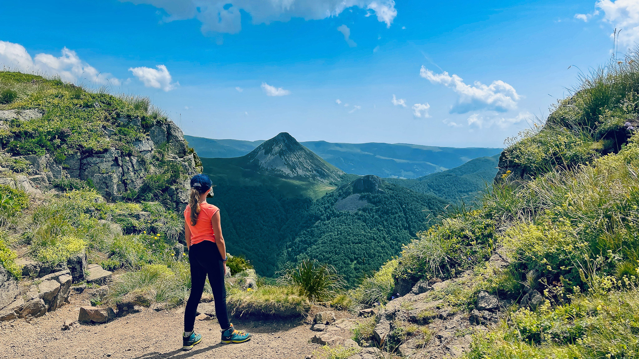 Puy Griou: Exceptional Panorama of the Ridges of the Cantal Mountains