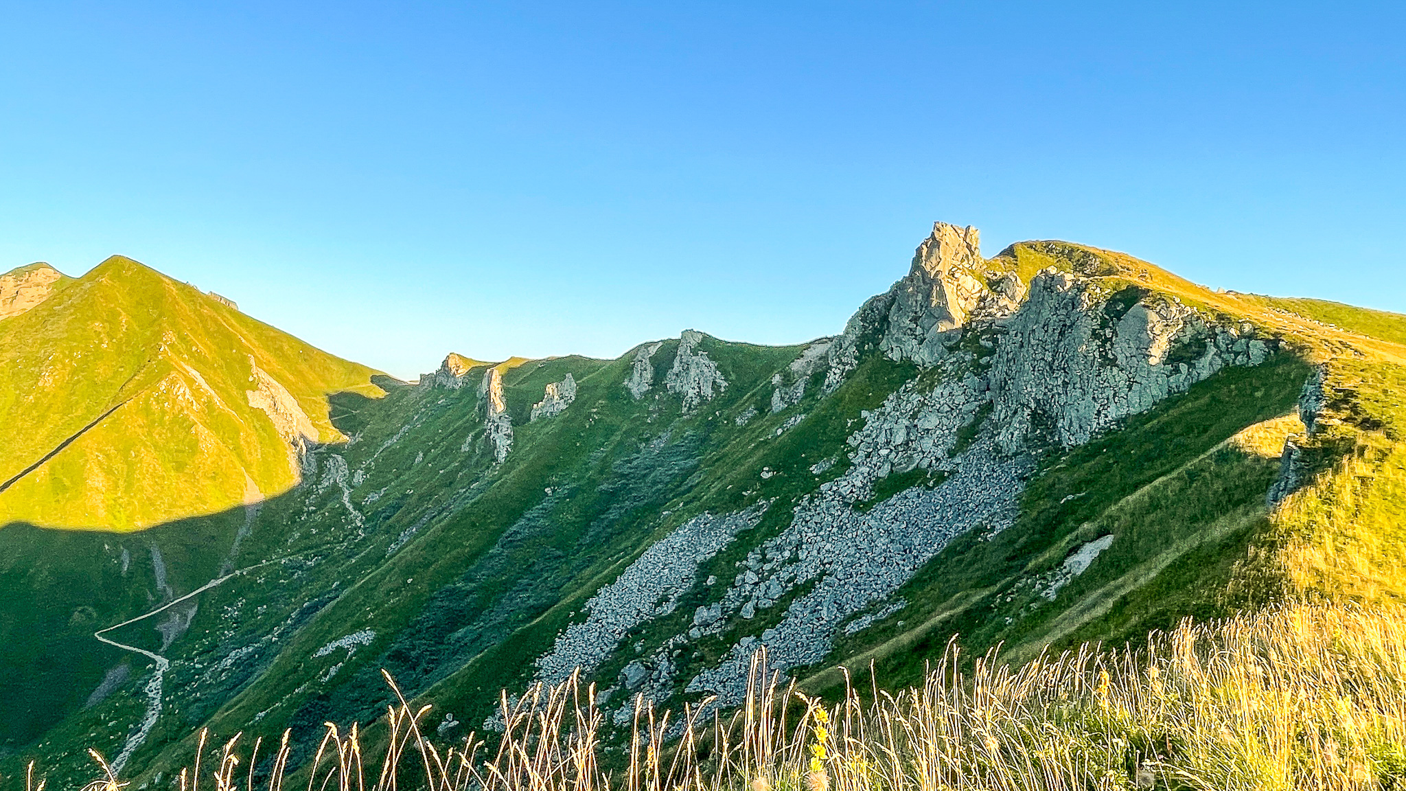 Val de Courre: Discovery of the Sancy Ridges - From the Tour Carrée to Puy Redon