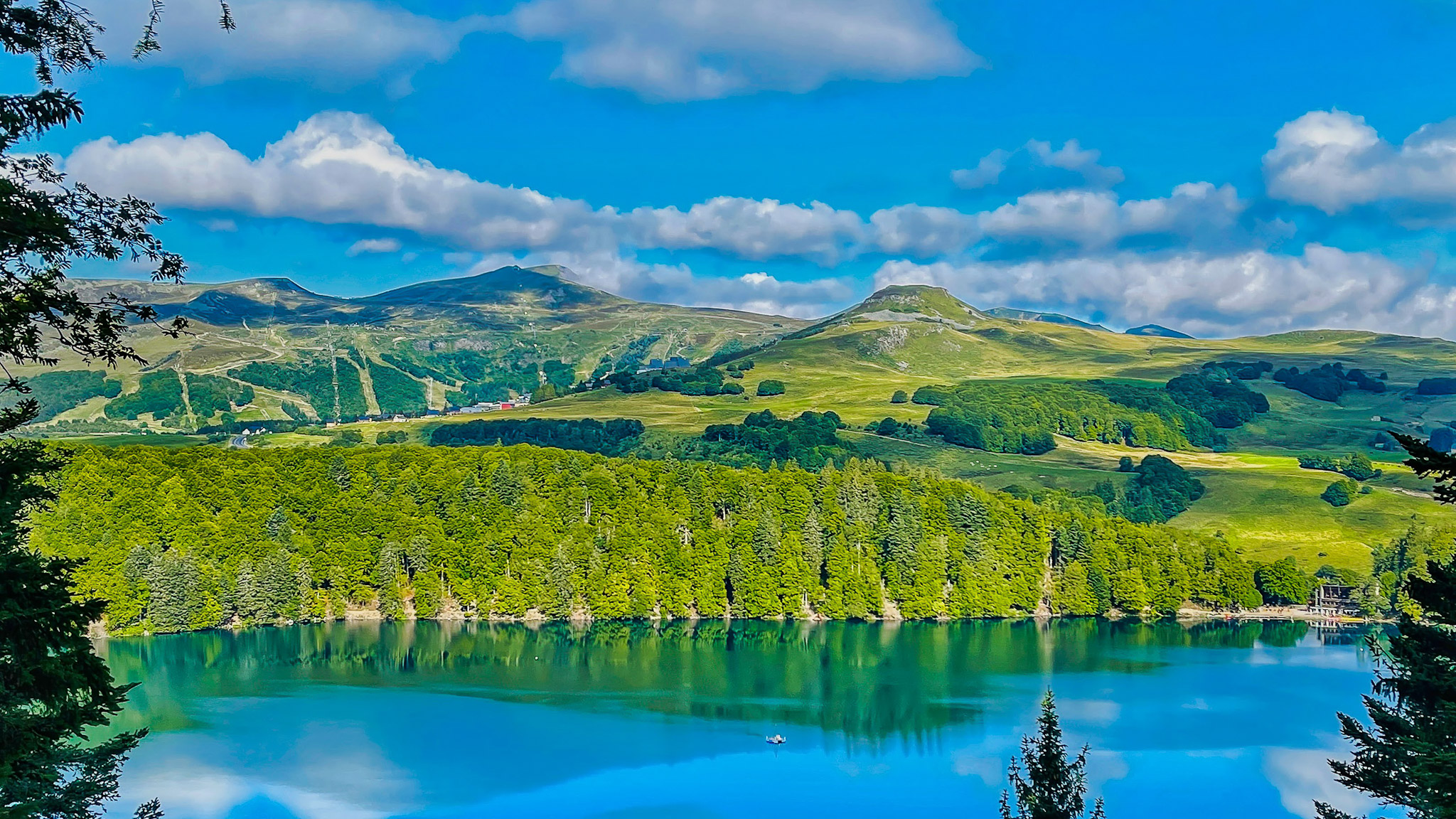 Lake Pavin: Splendid panorama of the Puy de Chambourguet and Super Besse