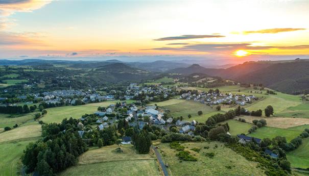Besse-Saint-Anastaise: Golden Awakening