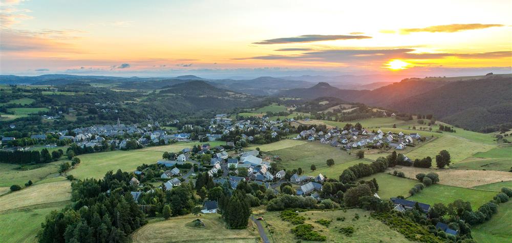 Besse-Saint-Anastaise: Golden Awakening