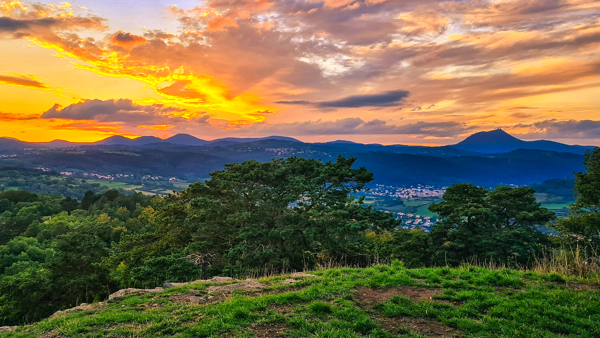 Chaîne des Puys: In the Heart of the Puy de Dôme, a Sea of ​​Volcanoes