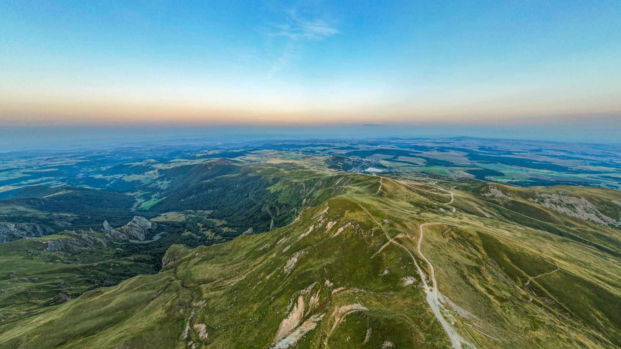 Puy de Sancy: Exceptional view of Super Besse and the Chaudefour Valley