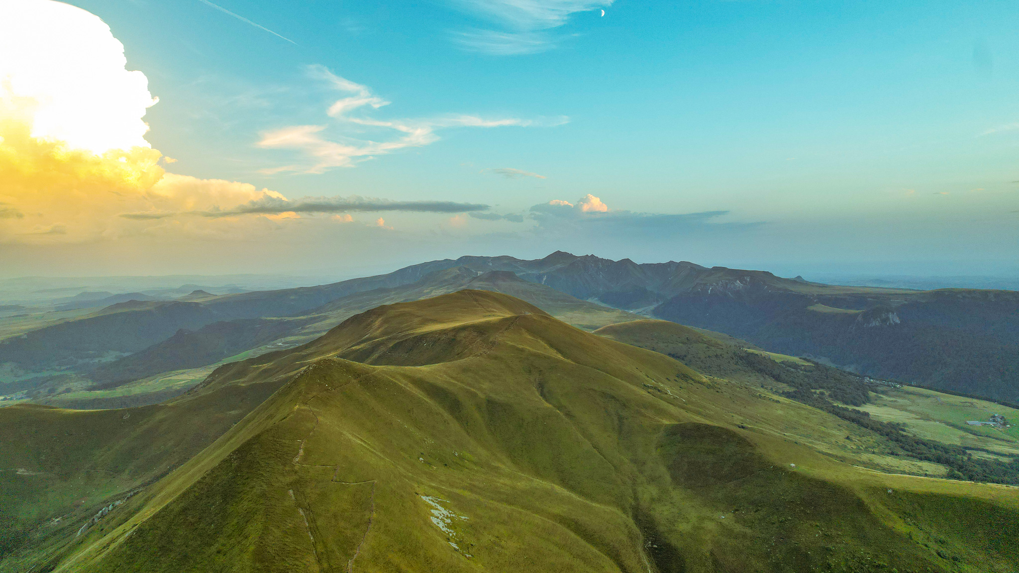 Puy de la Tâche: Adventif Summits and Sancy Massif - Impressive Panorama