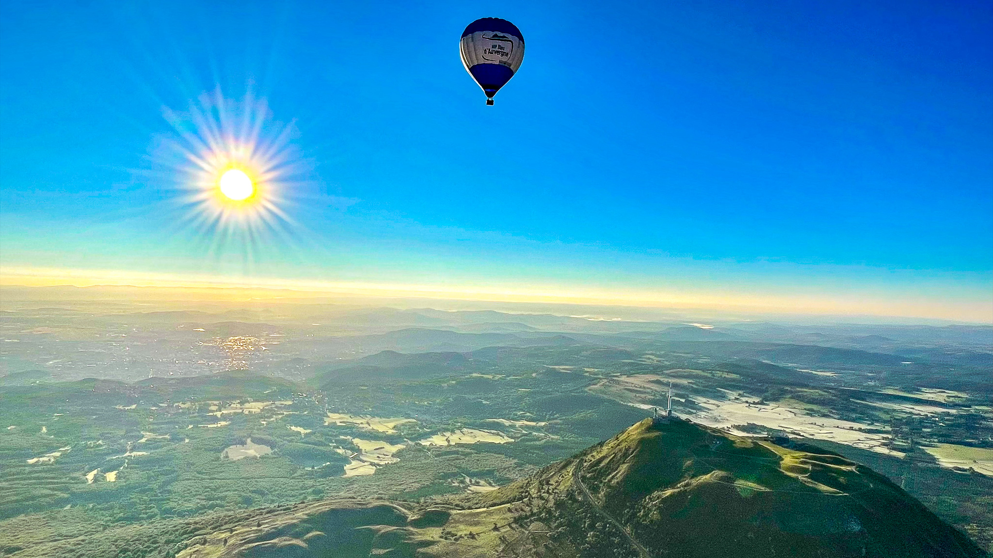 Chaîne des Puys - Puy de Dôme: A hot air balloon trip above the volcanoes, an unforgettable spectacle.