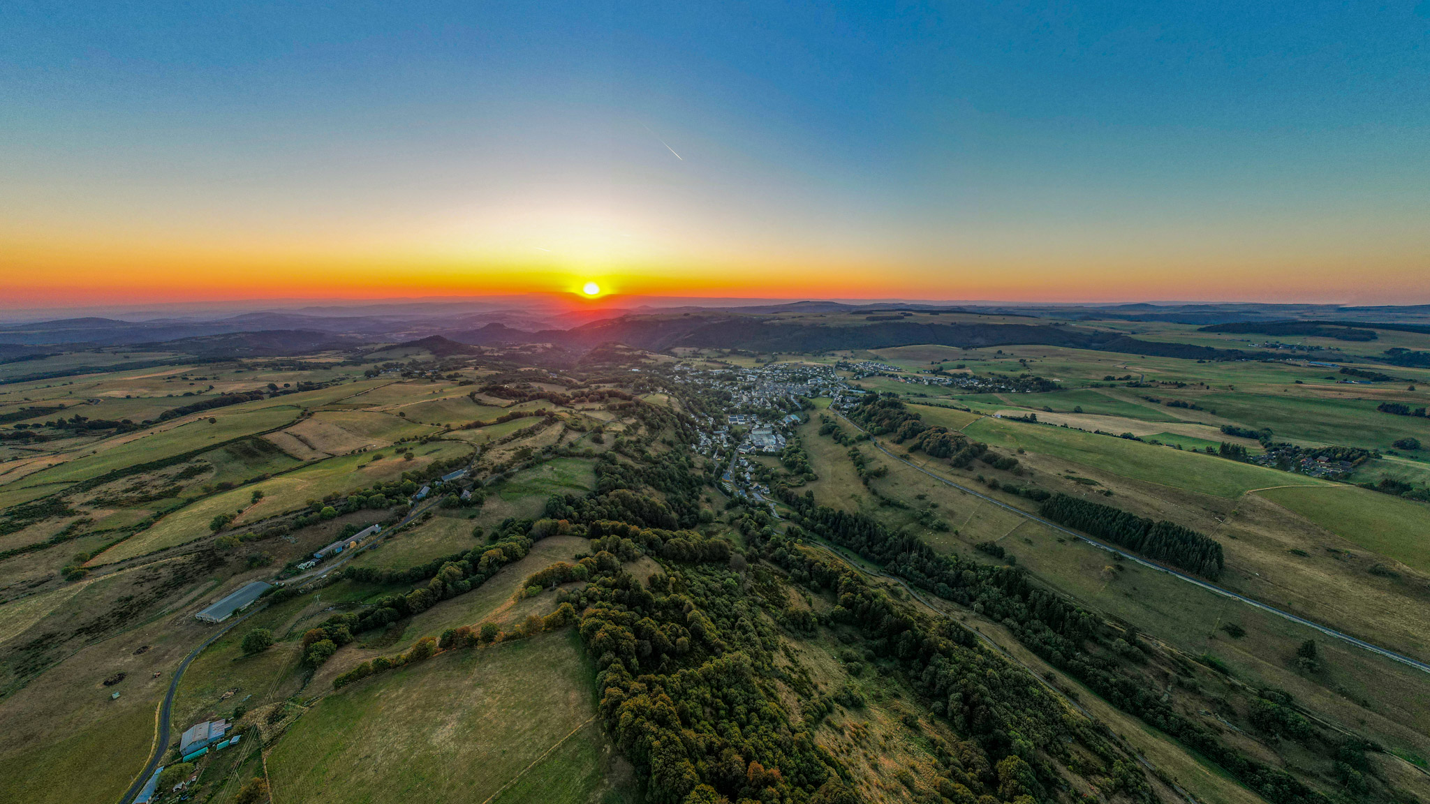 Besse-Saint-Anastaise: Golden Awakening of a City