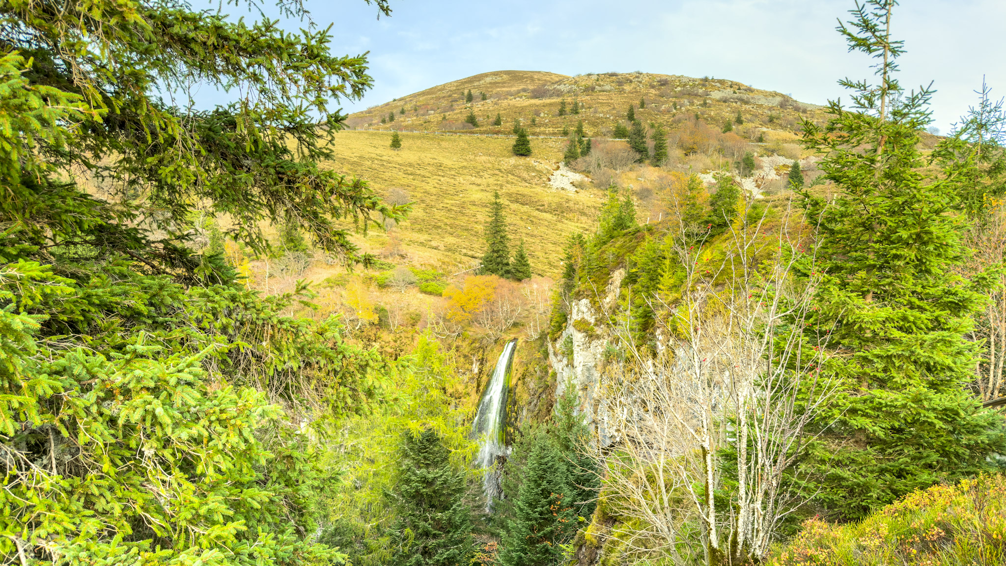 The Grande Cascade du Mont-Dore: An Impressive Natural Spectacle