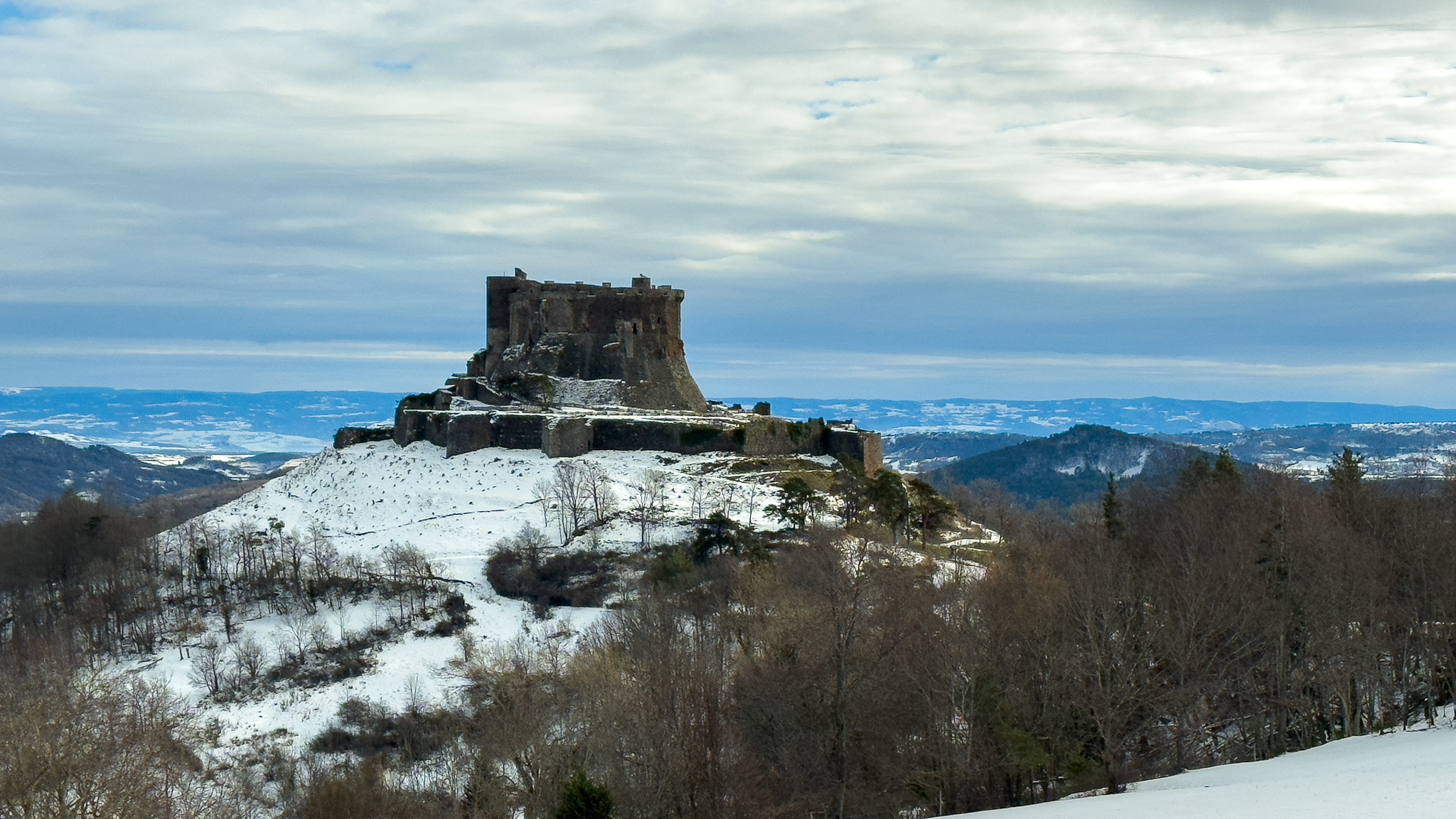 Château de Murol: Medieval Fortress - Treasure of History of Auvergne