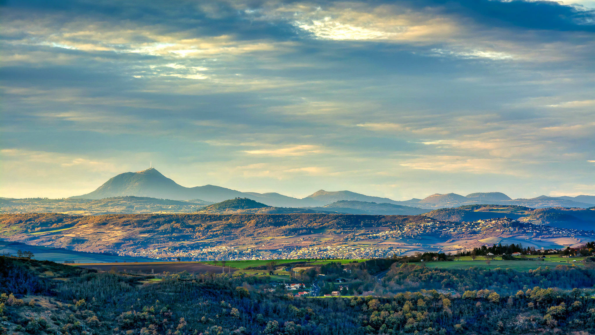 Chaîne des Puys and Plateau des Monts Dôme: A Unique Volcanic Alliance