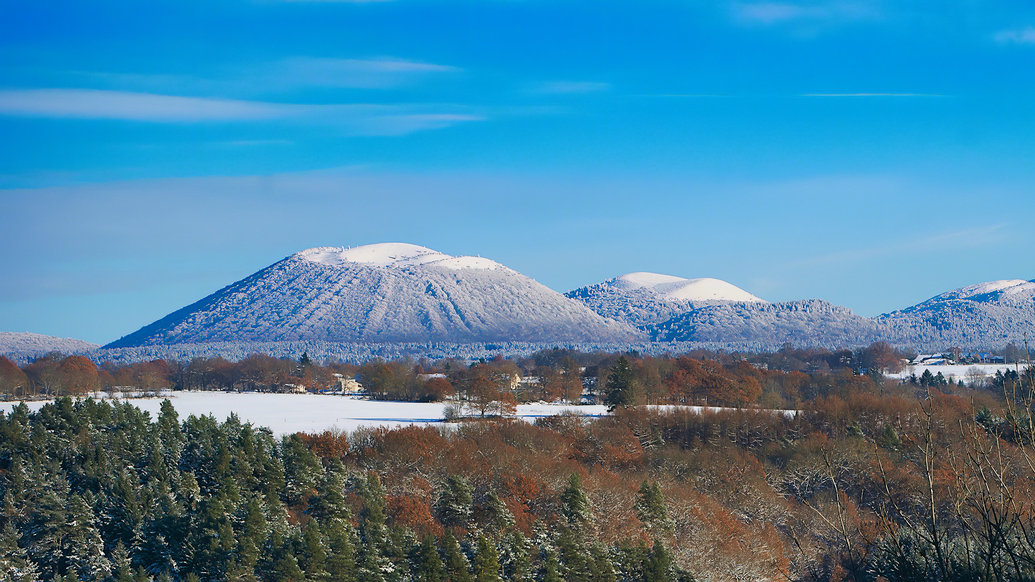 Chaîne des Puys: An Exceptional Alignment of Auvergne Volcanoes