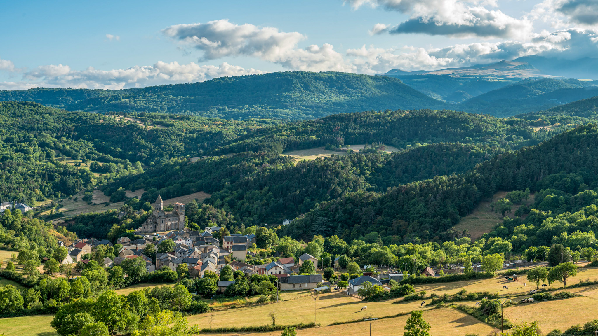 GR®30: From Saint-Nectaire to Besse, a Magnificent Trail