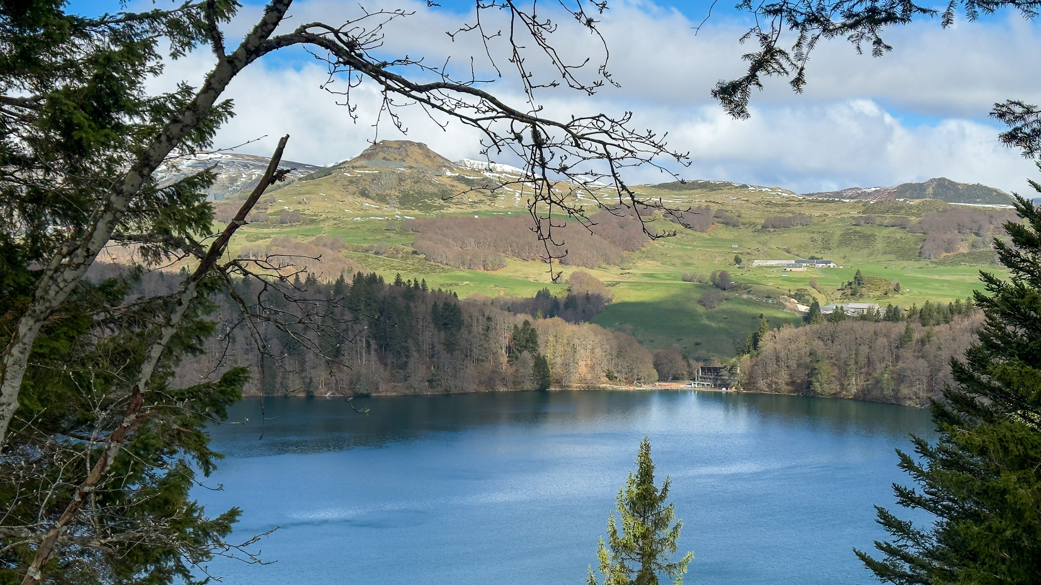 From Lac Pavin to Puy du Chambourguet - Natural and Discovery Trail