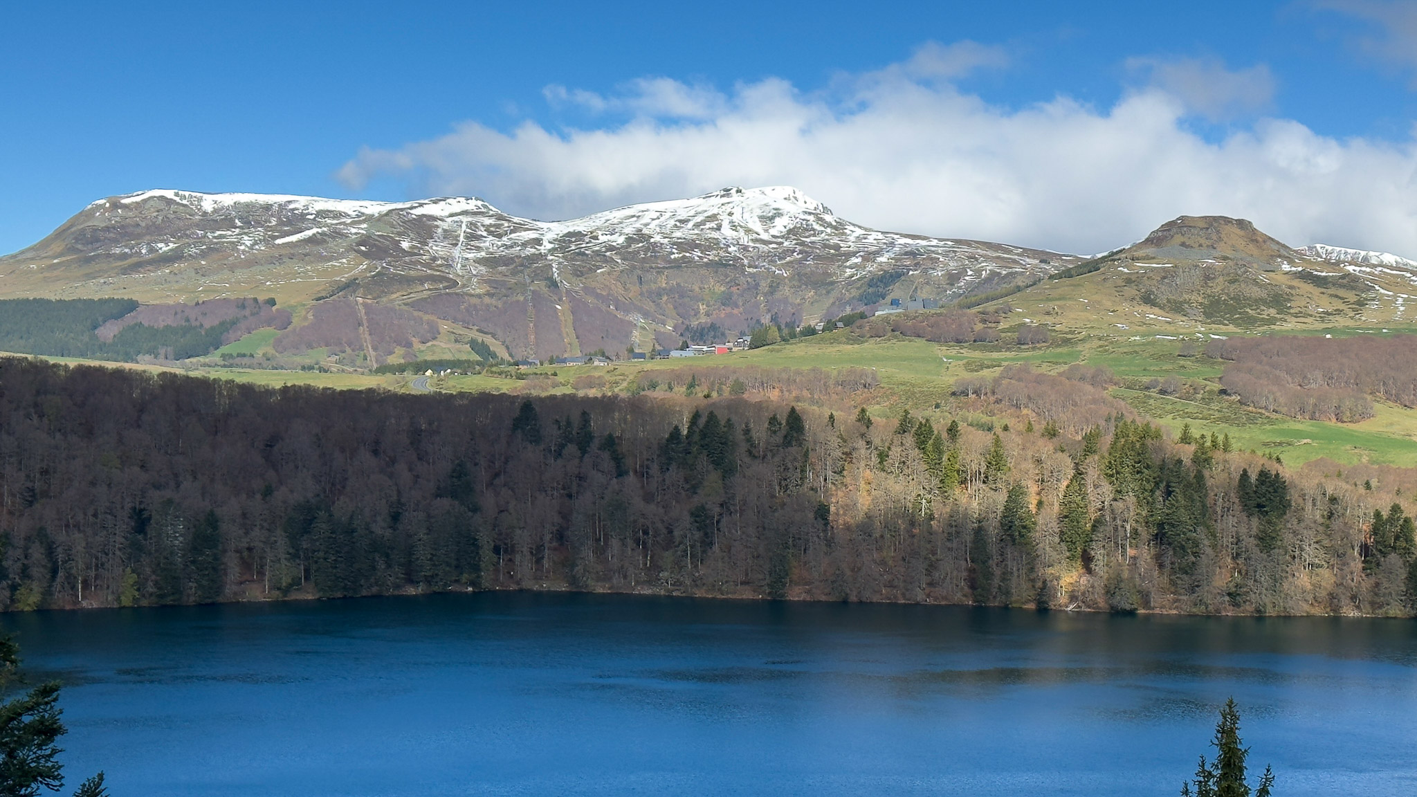 Lac Pavin: Nature Takes Back Its Rights - Blossoming and Tranquility