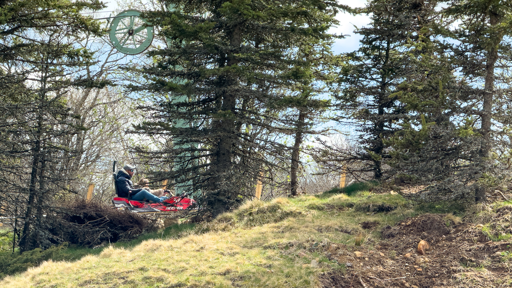 Super Coaster Super Besse: Ride as a Duo for Extreme Sledding Sensations on Rails