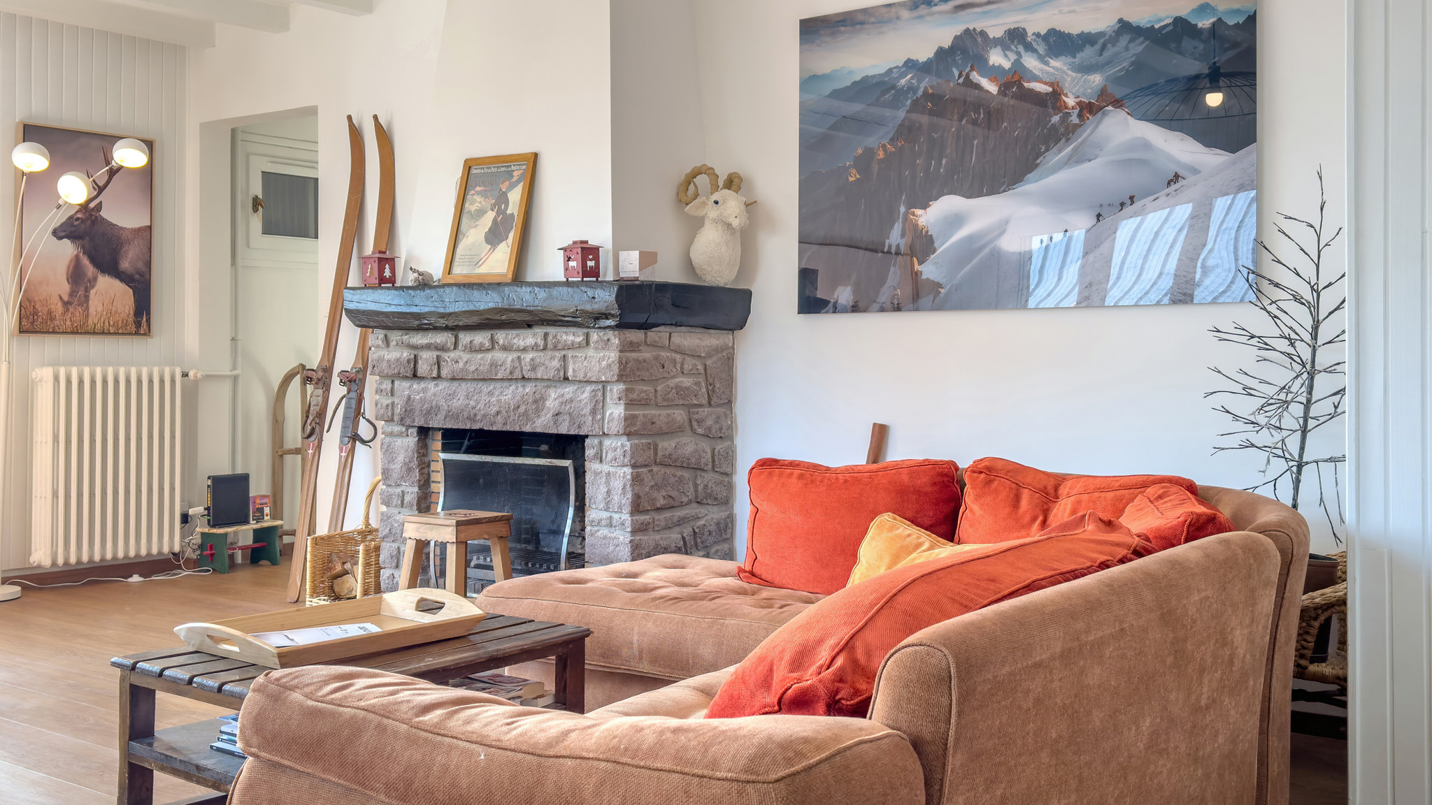 Chalet Ma Cambuse - Living room with Cozy Fireplace