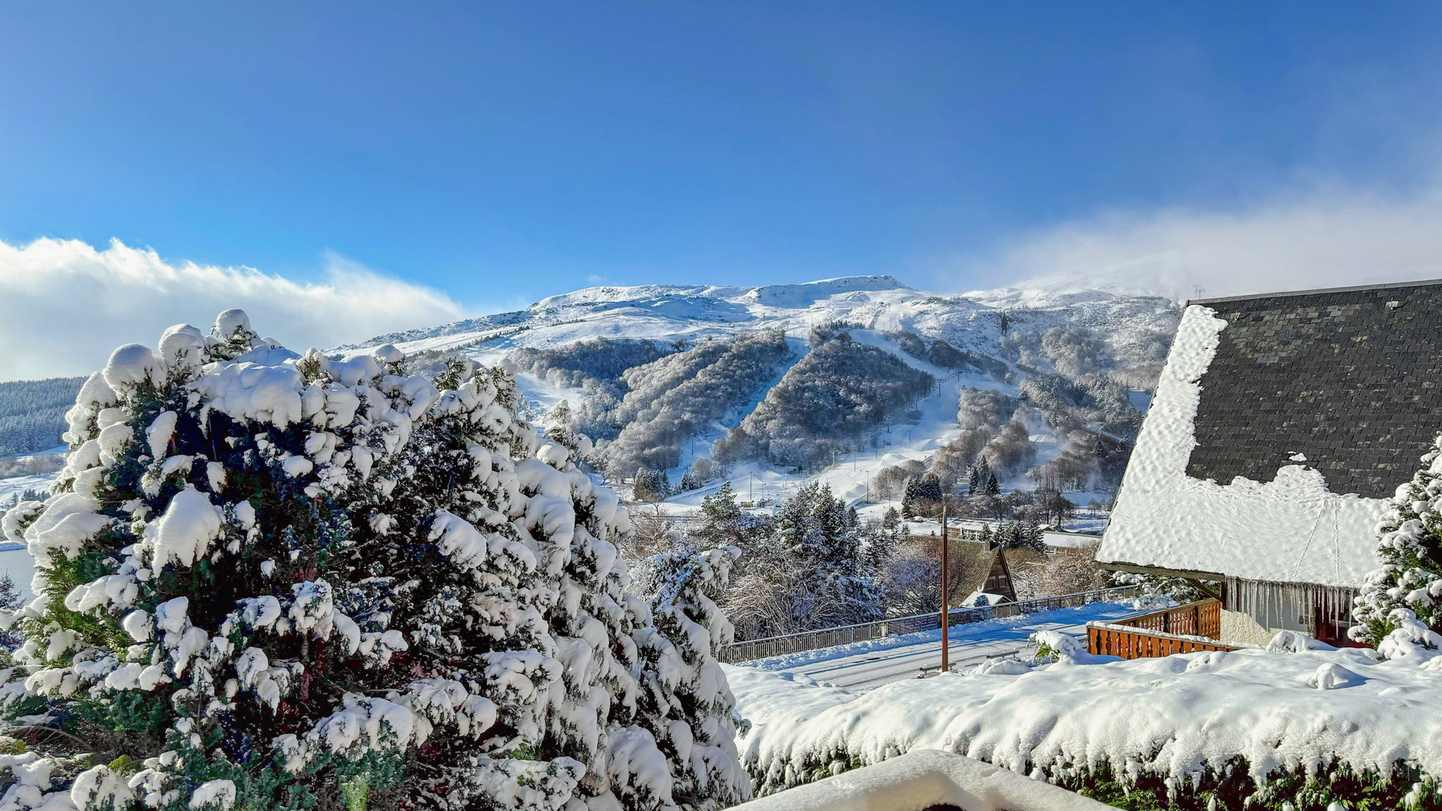 Chalet Ma Cambuse - view of the slopes of the Super Besse ski resort