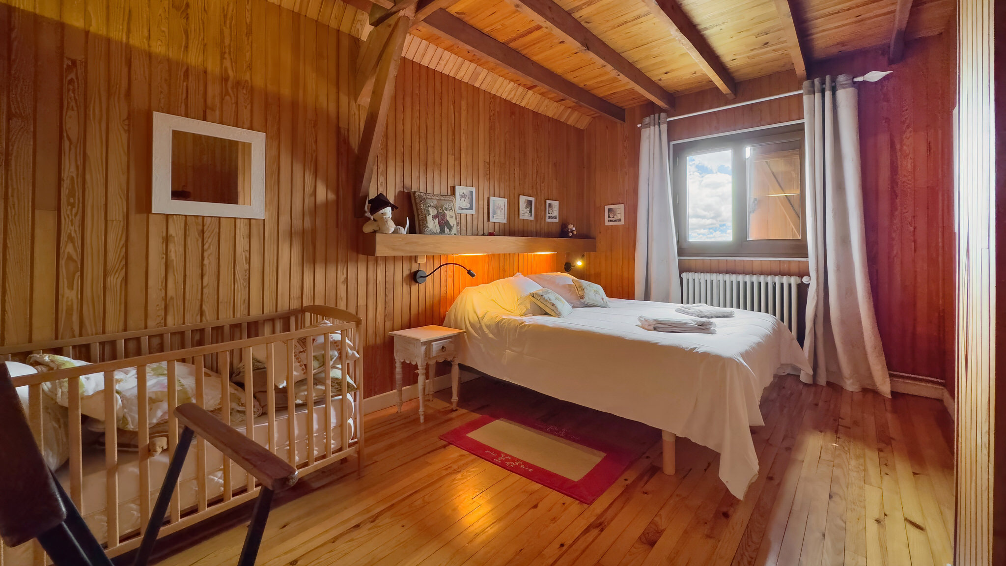 Chalet Ma Cambuse Super Besse - large bedroom and baby bed