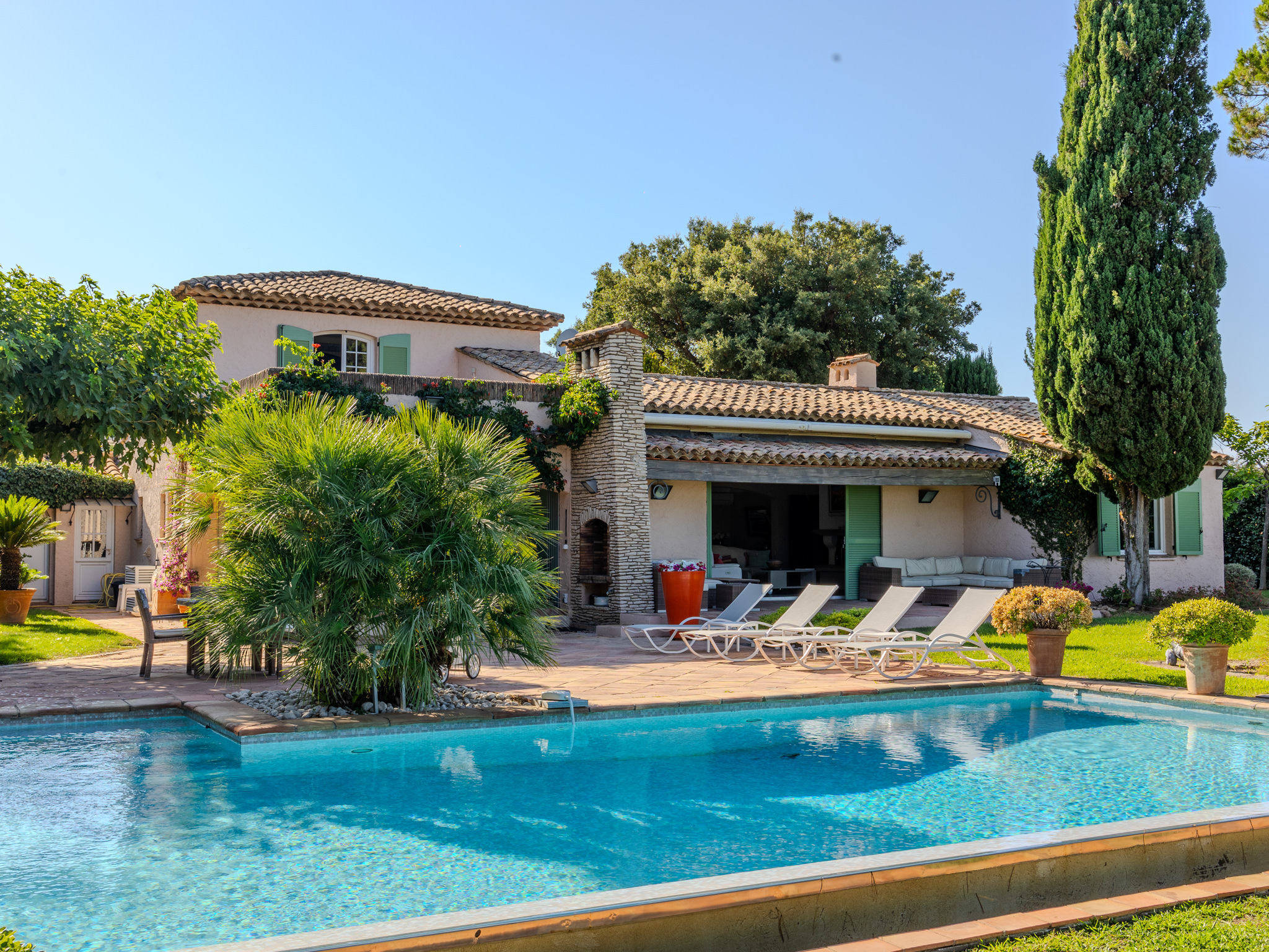 Dream villa and its infinity pool in Sainte Maxime