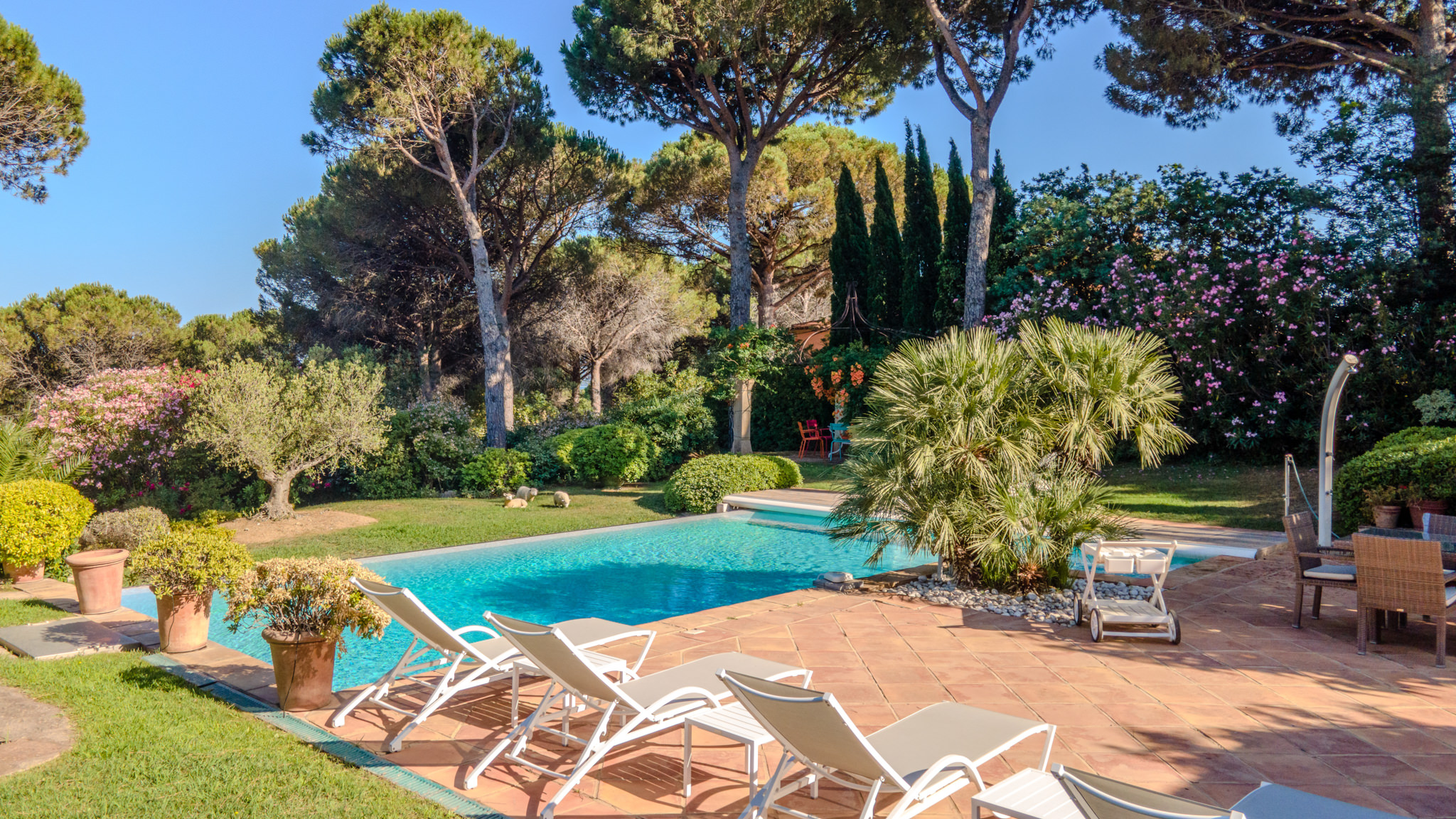 Villa with swimming pool in Sainte Maxime and its deckchairs on the terrace